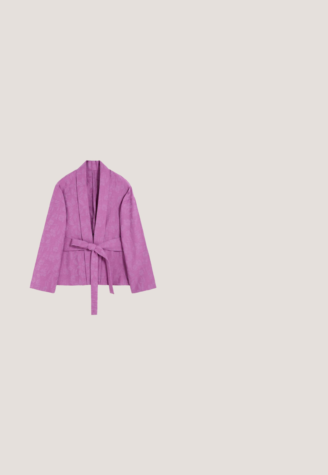 Paarse kimono-stijl jas met lange mouwen, bloemenpatroon, open voorkant en een vastgeknoopte stoffen riem in de taille tegen een witte achtergrond.; Lange maxi-jurk met lange mouwen in paars en zwart patroon, met V-hals, elastische tailleuitsparingen en gelaagde rok, op witte achtergrond.; Paarse suedine slingback schoenen met een blokhak, uitgerust met een strik en versieringen op de teen. Verstelbare band voor een veilige pasvorm.; Zwarte oversized zonnebril met gradient paarse glazen, een hexagonaal frame en kleurrijke gepersonaliseerde armen. Metalen accenten op het frame.; Paars geweven leren handtas met zwarte accenten, voorzien van twee handvatten en een verstelbare schouderriem. Geweven patroon overal.; Paarse kralenarmband met facette amethiststenen, goudkleurige accenten en een karabin slot met een verstelbare ketting.