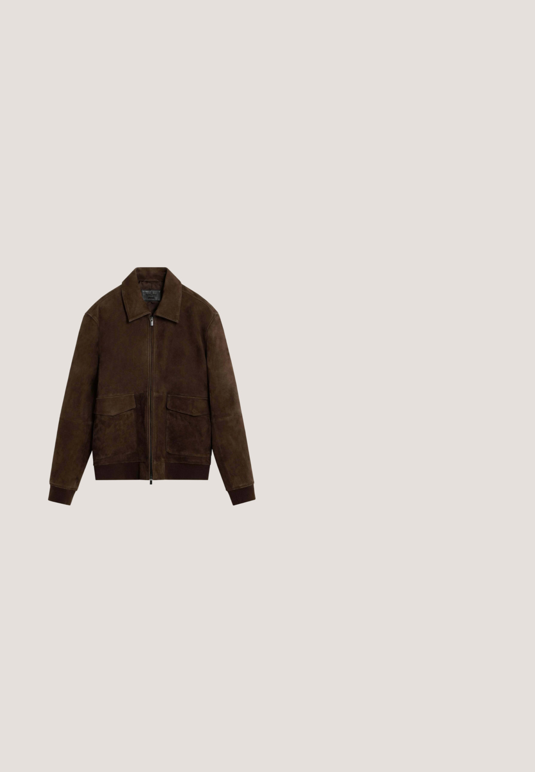 Veste en daim marron avec un col chemise, fermeture éclair sur le devant, deux poches plaquées et poignets côtelés au bas. Texture lisse.; Pull en maille blanche avec des manches longues, un col rond et des poignets côtelés, présentant des rayures gris foncé le long des bords.; T-shirt uni à manches courtes, col rond, couleur blanc cassé, avec petit logo brodé sur le côté gauche de la poitrine et étiquette de la marque à l'intérieur du col.; Jean droit bleu clair en denim, présentant une finition délavée, un design à cinq poches et des détails de couture visibles le long des coutures.; Bottines en daim marron avec un bout arrondi, fermeture à lacets à l'avant et semelle en caoutchouc noire. Comprend une petite languette de tirage à l'arrière.; LANCASTER SOFT VINTAGE - Sac banane - marron