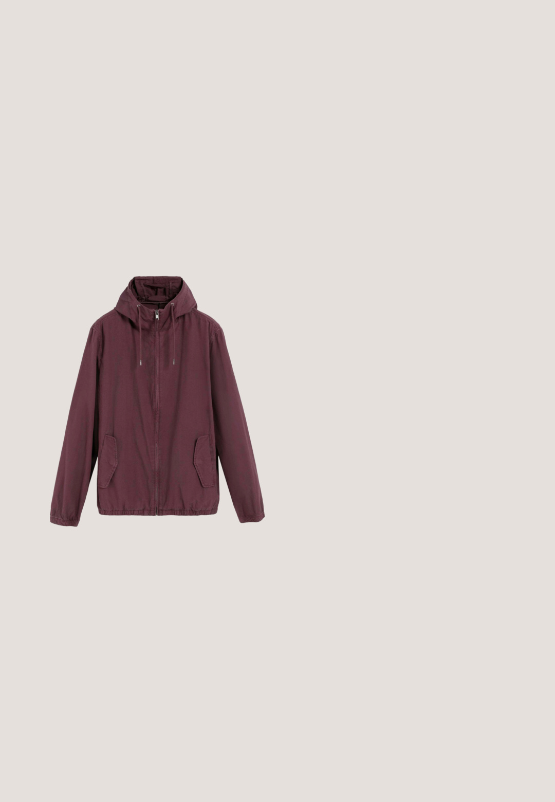Burgunderfarbene leichte Jacke mit Kapuze, Frontreißverschluss, zwei seitlichen Taschen, elastischen Bündchen und einem strukturierten Stoff.; Kurzärmeliges Shirt mit Rundhalsausschnitt und hellrosa-weißem wellenförmigem Streifenmuster, auf weißem Hintergrund flach ausgelegt.; Rosa Baumwoll-Cargoshorts mit elastischem Bund, Kordelzug, Seitentaschen und Klappentaschen an jedem Bein.; Hellrosa Wildlederschuh mit runder Spitze, Schnürdesign und cremefarbenem Akzentetikett. Verfügt über eine beige Gummisohle für zusätzlichen Halt.; Braune Stofftragetasche mit zwei Griffen und einer Vordertasche, auf der das Logo "LES DEUX" in gelber Schrift zu sehen ist.; Dehnbare Armbänder mit kleinen runden, polierten lila Perlen und einer kleinen Silberperle auf weißem Hintergrund.