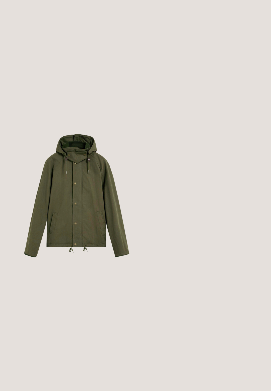 Olivgrüne Jacke aus strukturiertem Material, mit einer Kapuze, Druckknöpfen und Zugbändern am Saum sowie Taschen auf beiden Seiten.; Weißes Kurzarm-T-Shirt aus Baumwolle. Mit blauer Grafikschrift und engelähnlichen Figuren auf der Vorderseite, im entspannten Schnitt und mit rundem Ausschnitt.; Schwarze Denim-Jeans Nahaufnahme mit Bund, Knopf, Gürtelschlaufen, Vordertasche und dezenten Gebrauchsspuren am Stoff.; Schwarze Leder-Schnürkampfstiefel mit hohem Schaft, runder Zehenpartie, gepolstertem Kragen und strukturiertem Gummisohle für besseren Halt.; Armani Exchange Sonnenbrille - matte black; Schwarzer Leder Gürtel mit glatter Textur, ausgestattet mit einer mattschwarzen rechteckigen Schnalle und einer Schlaufe zum Halten des überschüssigen Riemens.