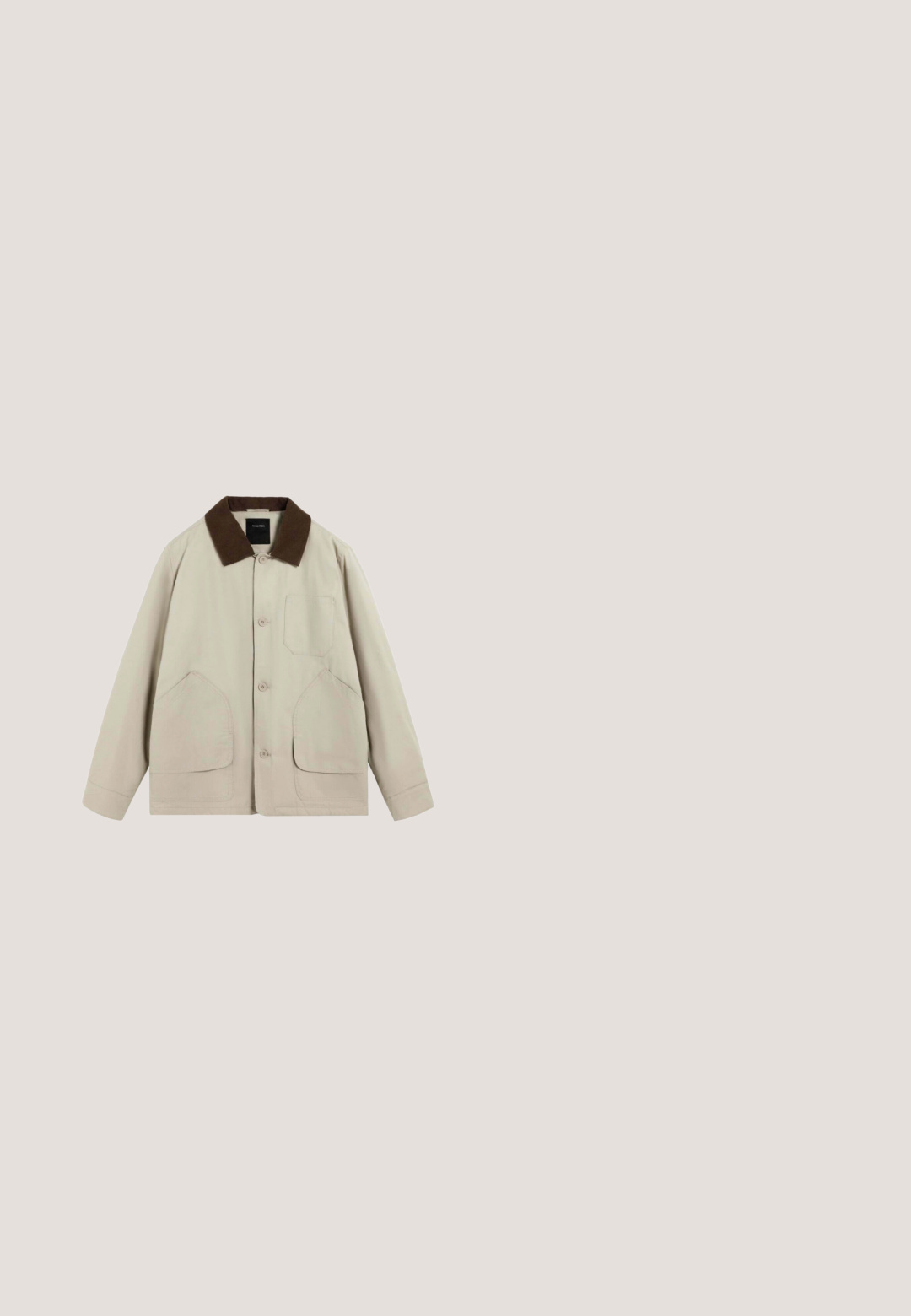 Beige jakke lavet af glat stof, med en brun krave, frontlukning med knapper og to store sidelommer. Én brystlomme inkluderet.; Lysegrøn strikket pullover med lange ærmer, ribstrikkede manchetter, kant og krave, udstyret med en kort frontlynlås ved halsen.; Beige T-shirt med korte ærmer lagdelt over en hvid langærmet skjorte. Har et lille grønt grafiktryk på brystområdet.; Grå bukser med vide ben og et subtilt abstrakt grenmønster, forlommer, bæltestropper og lukning med trykknap.; Brun lædersko med rund tå og syninger, udstyret med en brun snøre og en struktureret tan gummisål.; Brun rektangulær toilettaske med sidehåndtag og lynlås, med et syet mærke på forsiden.