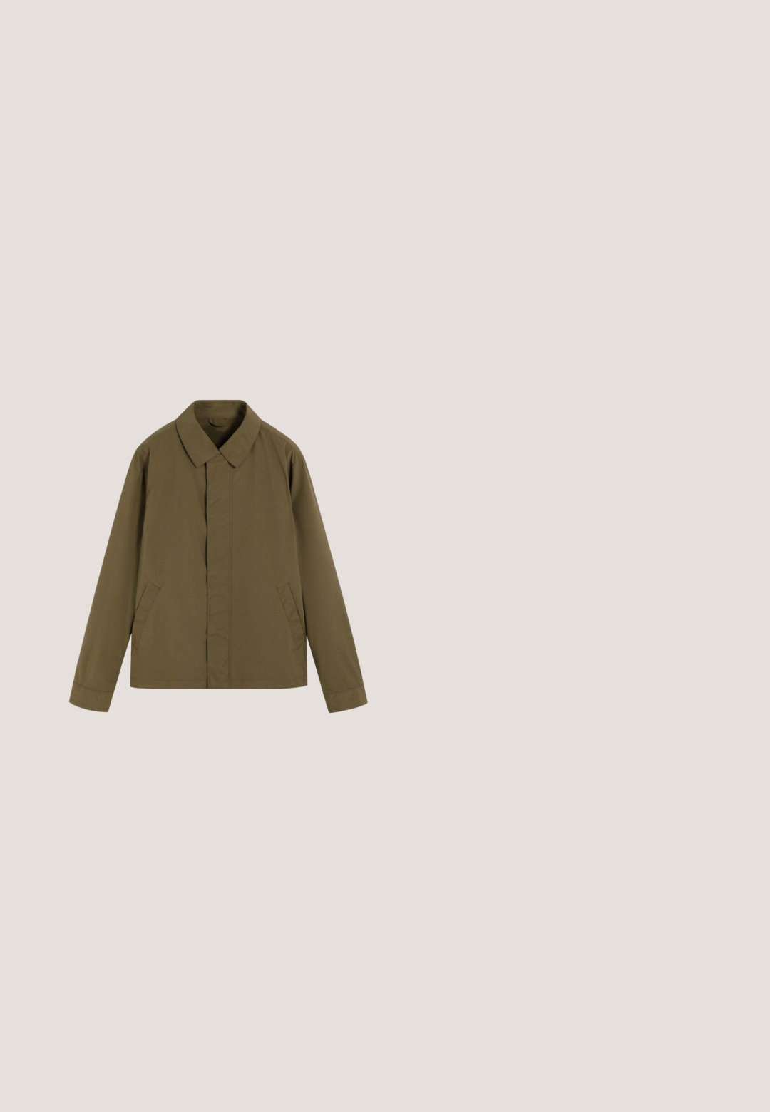 Braune Langarmjacke mit Kragen und vorderen Taschen, ausgestattet mit einer verdeckten Knopfleiste und einem geraden Saum.; Olivgrüner Rundhalspullover mit dünnen weißen horizontalen Streifen, langen Ärmeln sowie gerippten Bündchen und Saum.; Olivegrünes Poloshirt mit kurzen Ärmeln, einem weichen Kragen und ohne Knöpfe, präsentiert auf einem einfachen weißen Hintergrund.; Grüne Strickshorts mit elastischem Bund und Kordelzug, mit zwei seitlichen Taschen und geradem Schnitt.; Braune Wildleder-Stiefeletten mit runder Zehenform, minimalen Nähten und einer strukturierten, klobigen Gummisohle. Mit Schnürdesign und Fersenlasche.; Große olivgrüne Reisetasche mit schwarzen Griffen, einer Reißverschlusstasche vorne und einem verstellbaren Schultergurt, der auf einer Seite eingeklickt ist.