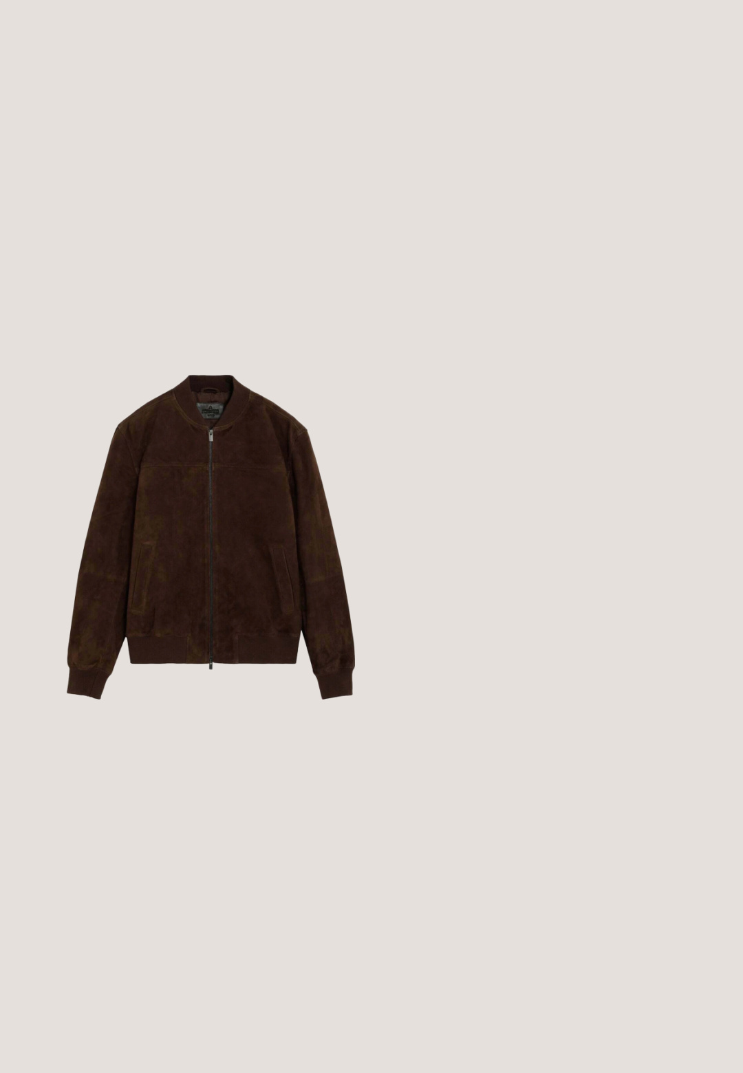 Veste bomber homme en daim marron foncé avec fermeture éclair frontale, col, poignets et ourlet côtelés, et deux poches latérales.; Pull en laine dans des tons bruns avec des poignets côtelés, présentant une texture douce et une subtile rayure bordeaux sur une base brun foncé.; Chemise de rugby à manches longues à carreaux marron avec col blanc et logo "N" vert brodé sur le côté gauche de la poitrine.; Tissu en velours côtelé marron présentant des côtes verticales, une texture douce et une couleur profonde et riche, adapté pour le rembourrage ou les vêtements.; Bottes Chelsea en cuir marron avec panneaux latéraux élastiques et semelles en caoutchouc texturées, dotées d'une finition lisse et d'une conception à bout arrondi.; Petit pochette rectangulaire en daim marron foncé avec une fermeture éclair argentée sur le dessus et une boucle en tissu sur un côté.