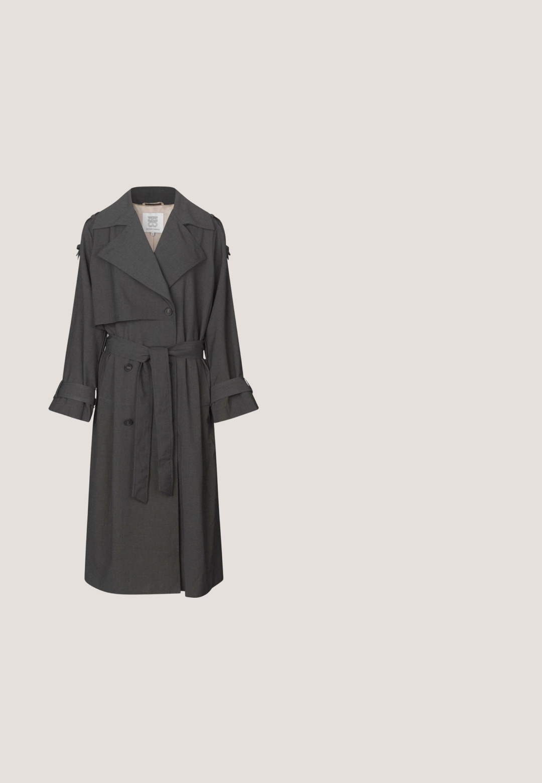 Grå trenchcoat med dobbelbrystet front, bælte i taljen, brede kraver og manchetter. Har en glat tekstur og skræddersyet design.; Lys grå strikket sweater med høj hals, lange ærmer og ribbede manchetter. Blød tekstur, afslappet pasform og minimale designdetaljer.; Grå langærmet skjorte med knapper, hvide lodrette striber, brede manchetter og spids krave.; Grå bredbenede bukser med en skræddersyet talje, to frontfolder og et struktureret stof for et stilfuldt udseende.; Grå ruskinds ankelstøvler med blødt foer, flad gummisål og trækstrop. Har sømdetaljer og en glat overflade.; Sort skuldertaske i læder med en enkelt rem og snørelukning med metalender i guldton.