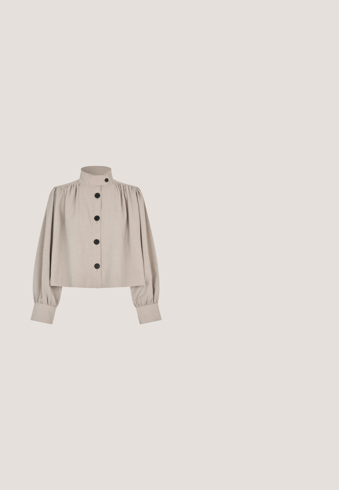 Veste courte beige avec un col montant, des manches bouffantes et des boutons noirs sur le devant. Réalisée dans un tissu texturé.; Haut à manches courtes couleur crème avec des rayures horizontales marron et un col en V.; Pantalon noir ample avec taille élastique et cordon, jambes droites, style décontracté et casual.; Sandale plate noire avec deux larges brides, un détail découpé sur une des brides et une finition lisse mate. Semelle fine et flexible.; Lunettes de soleil noires à monture œil de chat avec des verres teintés foncés. Fabriquées en plastique brillant, elles présentent une forme distinctive et un logo de marque discret sur la monture.; RE:DESIGNED MINEA - Sac à main - black
