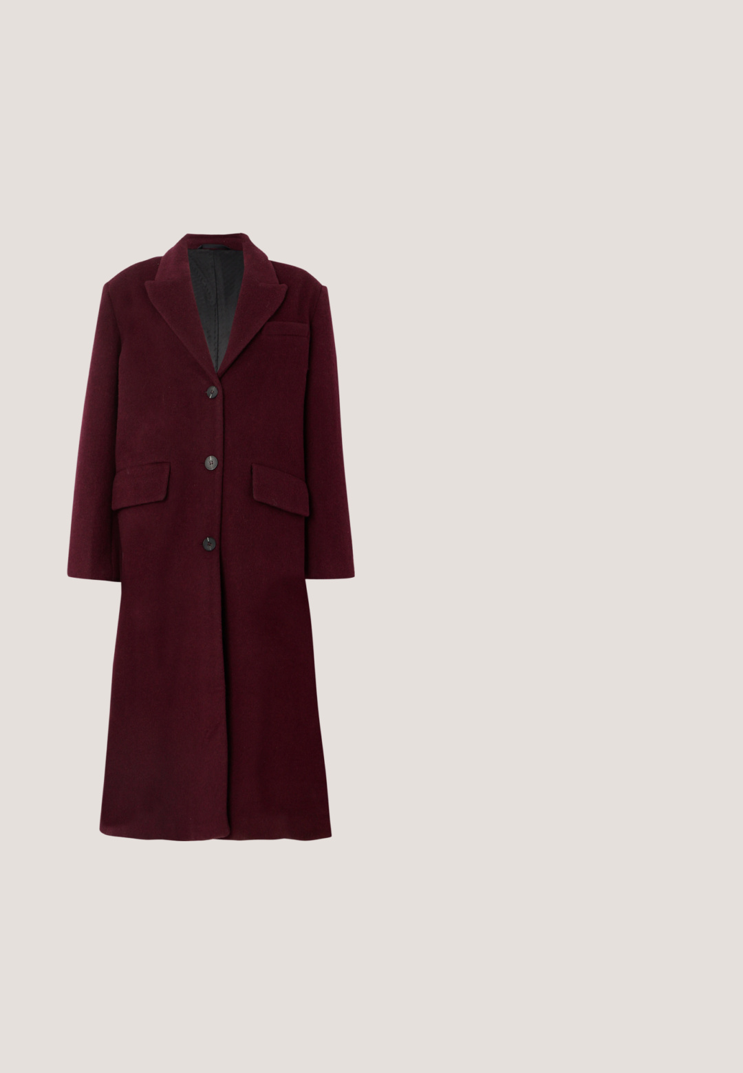 Manteau en laine bordeaux avec un col cranté, cinq boutons noirs, deux poches avant et une poche poitrine. Texture lisse, design longueur genoux.; Robe noire avec un décolleté en V profond, manches longues bouffantes et taille cintrée. Confectionnée dans un tissu doux, elle présente une jupe fluide et des plis subtils.; Escarpin noir à bout pointu flottant au-dessus d'un sol en moquette grise avec un mur vert foncé en arrière-plan.; Lunettes de soleil en plastique noir au design géométrique, verres dégradés gris, et détails à motifs sur les branches noires. Le logo de la marque est visible.; Sac à main en cuir noir avec doubles poignées, fermeture éclair dorée, logo "ALDO", et une petite pochette attachée avec un bouton pression doré.; Collier en argent avec pendentif croissant de lune et étoile tenant une pierre précieuse ronde transparente, doté d'un fermoir à chaîne réglable.