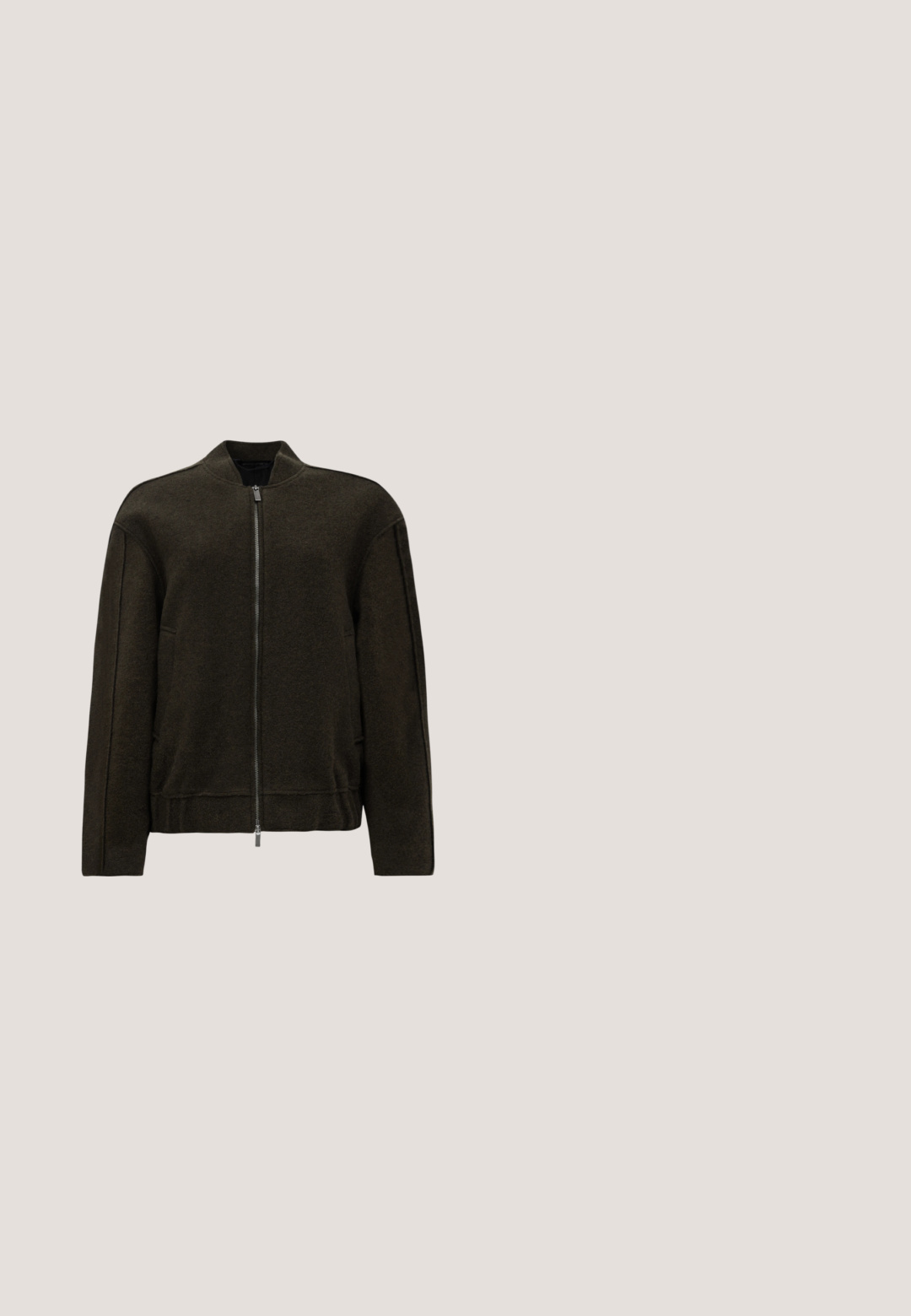 Chaqueta bomber de color verde oscuro, hecha de tejido texturizado, presenta un cierre con cremallera, cuello alto y bolsillos laterales con un diseño minimalista.; JDY JDYLUMI - Chaqueta de punto - bracken; Top de manga larga verde oliva hecho de tejido acanalado, con un escote cuadrado y un diseño ajustado. Textura distintiva con patrones sutiles.; Pantalones de pierna recta de color marrón claro con cinturilla elástica, sin bolsillos ni adornos visibles, mostrados sobre fondo blanco.; Zapatillas de deporte de ante y cuero negro con un swoosh lateral en crema y un talón en crema claro. Presenta cordones beige y una suela de goma marrón.; Bolso de hombro de cuero negro con detalle de correa con hebilla, bordes curvos y costuras blancas en contraste sobre un fondo liso.
