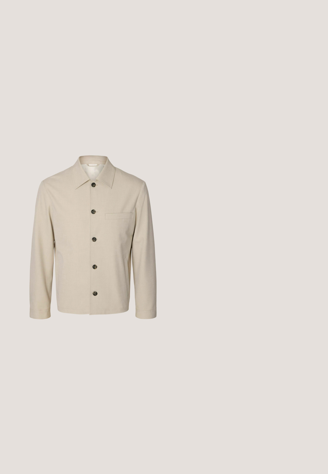 Chaqueta beige de manga larga con cuello puntiagudo, botones delanteros, un bolsillo de ojal en el pecho y dos bolsillos laterales, mostrada sobre un fondo liso.; Samsøe Samsøe ADEM ZIP  - Chaqueta de punto - off white; Camisa blanca de manga larga con botones y cuello, mostrada extendida sobre un fondo claro.; Pantalones beis con cintura elástica y cordón. Presentan piernas rectas y una textura suave, adecuados para el uso casual o para relajarse.; Mocasín de ante beige con costuras mínimas, tacón plano y suela de cuero. Presenta un acento de correa única cerca del vampiro. Silueta plana.; Cinturón de cuero marrón con una textura suave, que cuenta con una hebilla de metal plateado y un guardacinturón de cuero. El cinturón tiene un diseño clásico y forma rectangular.