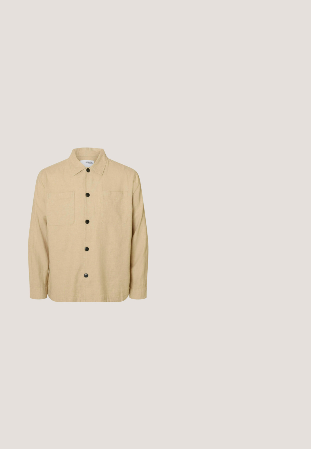 Beige overhemd met knopen, gemaakt van linnen, met een gespreide kraag, lange mouwen, twee borstzakken en zwarte knopen. Gewaxt stoffen afwerking.; Korte mouwen shirt gemaakt van lichte stof, in off-white, met een borstzak en zwarte knopen langs de voorknoping.; Beige knielange shorts met elastische tailleband, riemlussen, voorste knoop en ritssluiting gemaakt van lichte stof.; Bruine leren instapsandaal met brede overlappende bandjes en een platte zwarte zool, ontworpen voor casual gebruik.; Komono DEVON - Zonnebril - brown; Canvas draagtasje in off-white, voorzien van korte handvatten en de geprinte tekst "LES DEUX" in vetgedrukte zwarte letters. Duurzaam, eenvoudig ontwerp.