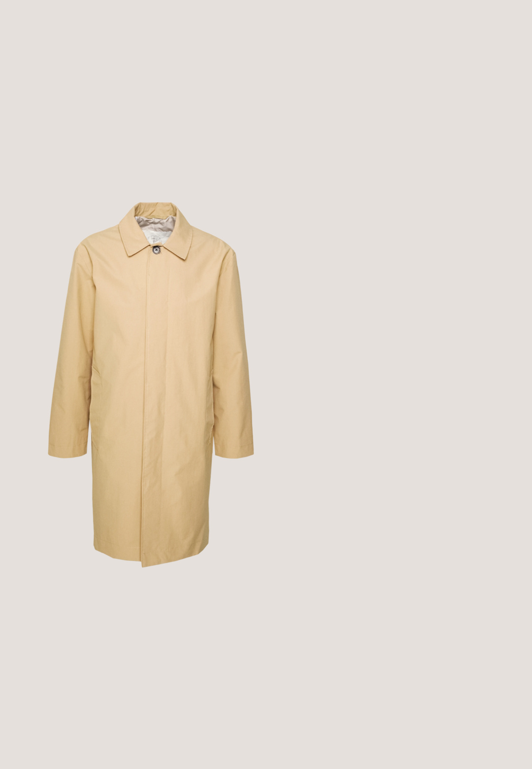 Beige, knielange trenchcoat met een geknoopte kraag, lange mouwen en twee zijzakken. Glad, waterafstotend materiaal.; Donkergroen coltrui van gebreid materiaal; lange mouwen, aansluitend design, ribbelkraag en manchetten, zachte textuur, geen patronen of versieringen.; Langarm overhemd met een groen, wit en rood ruitpatroon, twee knoopzakken op de borst en een klassieke kraag.; Lindbergh WIDE FIT PANTS - Broek - army; Zwarte suède enkellaarsjes met een ronde neus, vetersluiting en een trekband. Kenmerken zijn een contrasterende zwarte rubberen zool en subtiele stiksels.; Zwarte leren riem met een gladde textuur, voorzien van een zilverkleurige metalen gesp en een klassiek ontwerp. Verstelbare lengte, minimalistische stijl.