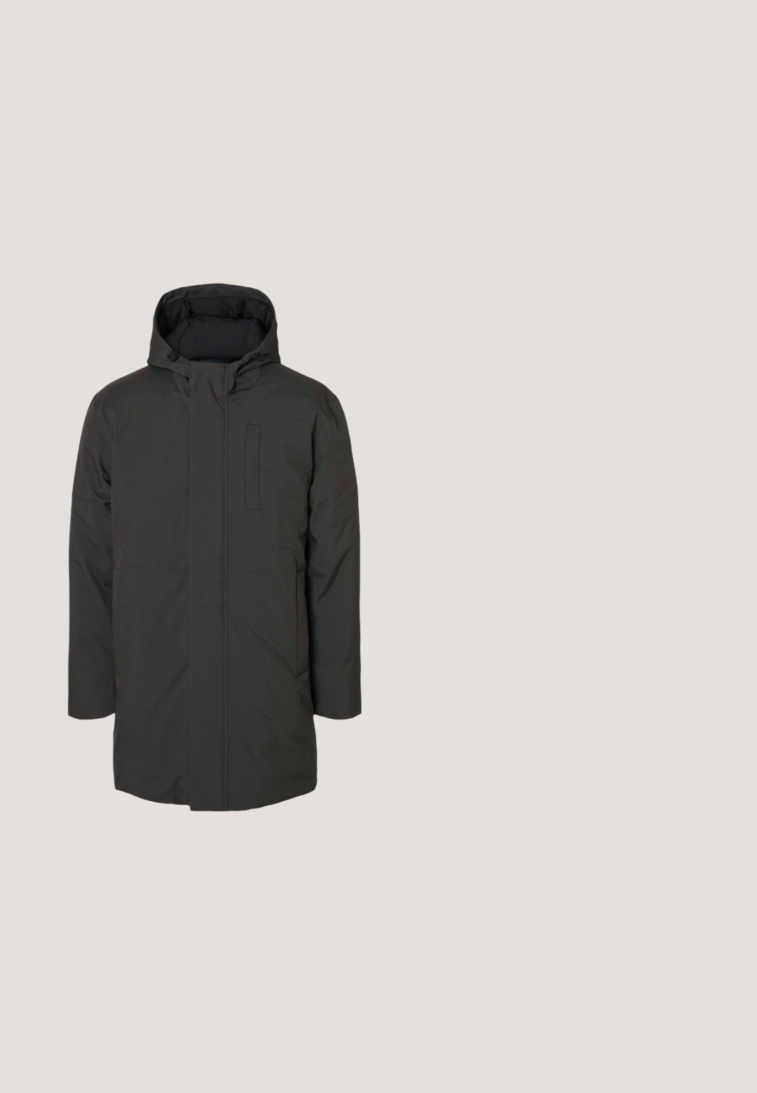 Sort isoleret parka-jakke med hætte, frontlynlås og brystlomme. Den har en glat, mat overflade og lange ærmer.; Grå crew-neck sweater i blødt strikmateriale, med ribbet manchetter og kant, samt et lille brunt læderaccentmærke forneden.; Sort kortærmet poloshirt med tre knapper foran og en krave, lavet af tekstureret stof med en lille logo nær kanten.; Mørkeblå denimjeans med lige ben, fem lommer, gyldne stikninger og en glat tekstur. Knaplukning ved taljen.; Sorte læder ankelstøvler med en tekstureret overflade, der har seks metaløjer, en polstret krave og en robust gummisål. "TOM TAILOR" er præget på siden.; Sort rektangulær Tommy Hilfiger håndledstaske med lynlåslomme foran, sølv lynlåsudtræk og brandet tekst under lommen.