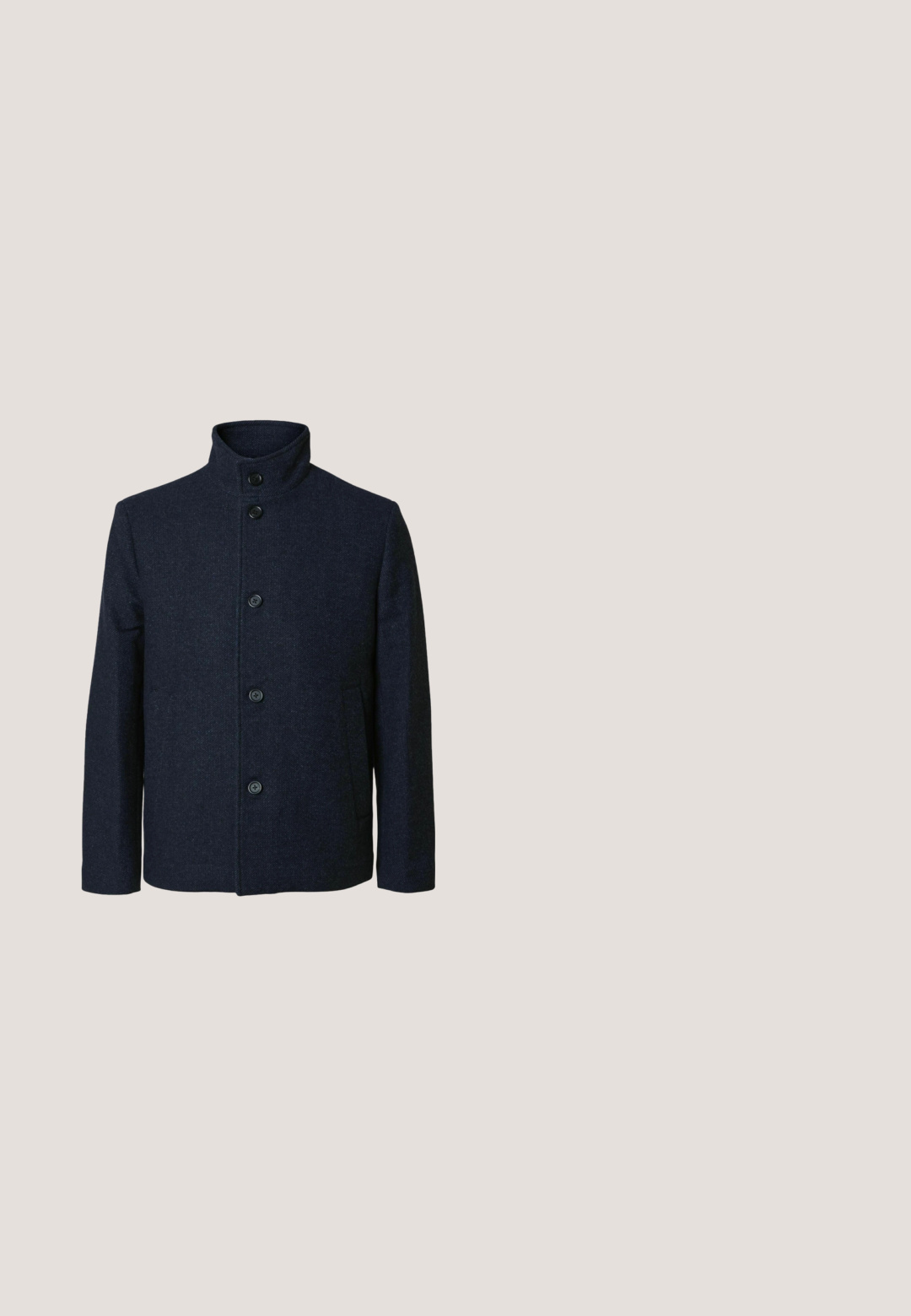 Abrigo de mezcla de lana color azul marino con un alto cuello, seis botones en la parte delantera y bolsillos laterales. Tejido texturizado con un acabado suave.; Sudadera Navy con cierre en la parte delantera y cuello alto, confeccionada en tejido texturizado, con puños ajustados. Diseño simple y moderno.; Suéter de punto de manga corta en azul claro con cuello redondo, puños y dobladillo acanalados, con un patrón tejido texturizado.; Pantalones de lino azul marino de pierna ancha con cintura elástica y cordón, con un acabado texturizado y un corte holgado para mayor comodidad.; Botas de cuero marrón con diseño de cordones, costuras blancas y suela en contraste. Presentan punta redondeada y altura hasta el tobillo.; Bolsa de tocador rectangular de cuero marrón con bolsillo frontal con cremallera y asa lateral sobre fondo blanco.