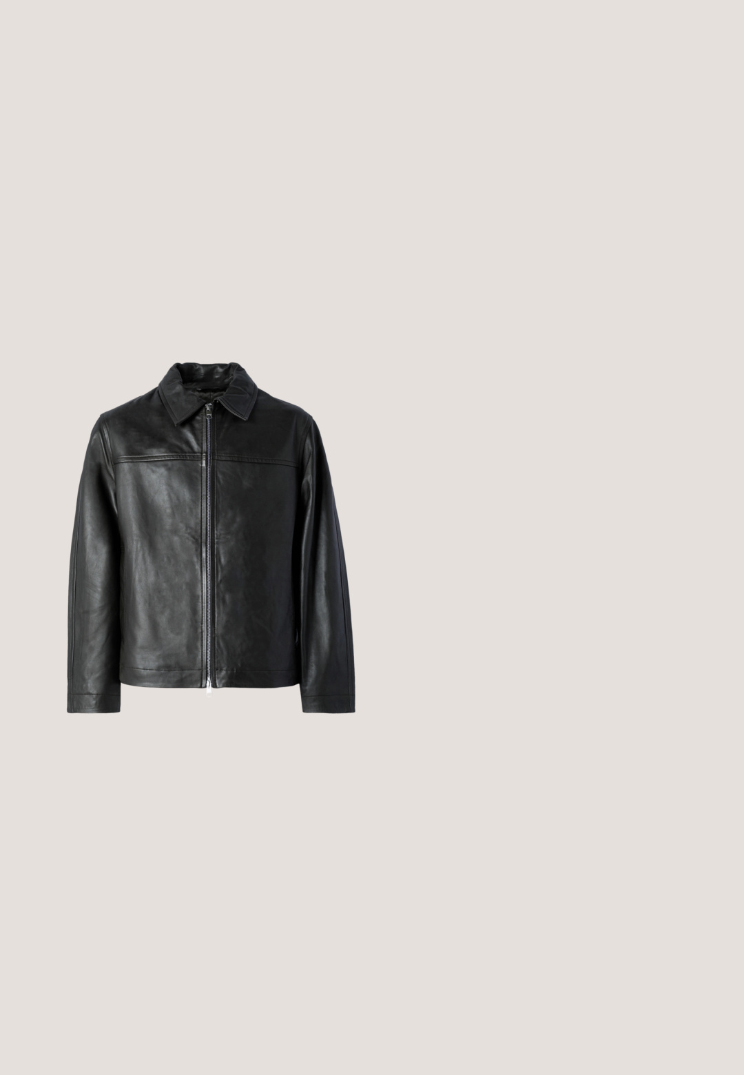 Sort læderjakke med krave, lynlås foran og glat overflade. Har vandrette skuldersømme og lange ærmer.; Selected Roll neck - Striktrøje - black; Simpel sort T-shirt med korte ærmer, rund hals og almindelig pasform uden synlige mønstre eller logoer.; Grå denim jeans med lige snitdesign, der har en falmet finish, forlommer og knaplukning. Enkle syninger og kantdetaljer.; Sorte læder ankelstøvler med en rund tå, tekstureret finish, elastiske sidepaneler og en trækstrop bagpå. Gummisål med godt greb.; Sort læder crossbody taske med en tekstureret finish, der har en top zip-lukning og en frontlomme med lynlås. Kompakt og kvadratisk design.