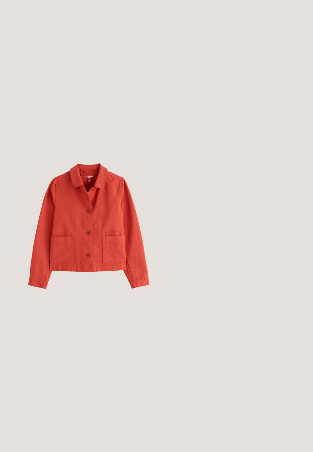 Rood button-up jasje met een kraag, lange mouwen en twee grote voorzakken, plat neergelegd op een witte achtergrond.; Korte mouwen T-shirt in licht koraal, gemaakt van zachte katoen, met een ronde hals en een gladde textuur zonder patronen of accenten.; Oranje shorts met hoge taille, voorplooien, zijzakken en een brede tailleband van gladde stof.; Platte bruine sandaal met brede overlappende oranje bandjes met witte stiksels, open teen en een vierkante zool.; Oranje rechthoekige draagtas met twee korte handvatten en een lange verstelbare schouderriem, met kleine zilveren logo tekst middenvoor.; Dunne koraalkleurige koordarmband met een verstelbare knoop en een kleine gouden schelp hanger in het midden.
