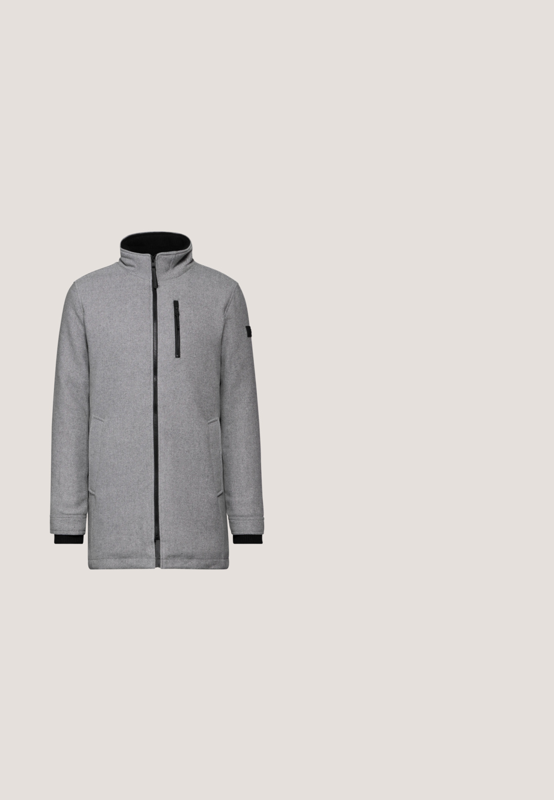 Graue Jacke mit hochgeschlossenem Kragen, Reißverschluss vorne, schwarzem Reißverschlussfach und elastischen Bündchen. Besitzt einen strukturierten Stoff und zwei seitliche Taschen.; Helles beige Strickoberteil mit geripptem Muster, rundem Ausschnitt und langen Ärmeln. Es hat mehrfarbige Sprenkel und ein kleines schwarzes Etikett am Ärmel.; Beige Baumwoll-T-Shirt mit kurzen Ärmeln, rundem Hals und einem kleinen schwarzen Sechseck-Logo auf der linken Brustseite. Glatte Textur.; Schwarze Denim-Hosen mit geradem Beinanschnitt, ausgestattet mit Knopfverschluss, Gürtelschlaufen und Vordertaschen. Glatte Textur und einheitliche Farbe.; DC Shoes PEARY - Schnürstiefelette - bb black black; Kompakte dunkelgraue Umhängetasche mit verstellbarem schwarzem Riemen, vorderer Reißverschlusstasche und Lederbodenplatte.
