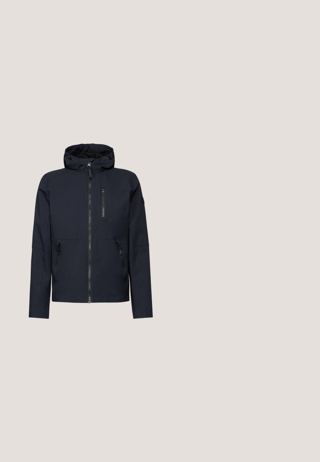 Navyblauwe jacket, met capuchon, heeft een ritssluiting aan de voorkant en twee zijzakken. Het materiaal lijkt glad met een moderne, strakke uitstraling.; Grijze ronde halstrui gemaakt van zacht materiaal. Beschikt over lange mouwen en een ribgebreide zoom, met een gladde, gelijkmatige textuur. Geen patronen of accenten.; Navyblauwe katoenen t-shirt met een ronde hals, korte mouwen en rechte zoom. Gladde textuur, minimalistisch ontwerp, geen zichtbare patronen of accenten.; Donkere grijze denim jeans met rechte pijpen, voorzien van knoop- en ritssluiting, voor- en achterzakken, en lussen voor een riem.; Zwarte leren enkellaarzen met een gestructureerde afwerking, ronde neus, vetersluiting en een robuuste rubberen zool voor grip.; Zwarte messenger-tas met een combinatie van leer en textiel, ritssluiting en een afneembare band met logodetail.