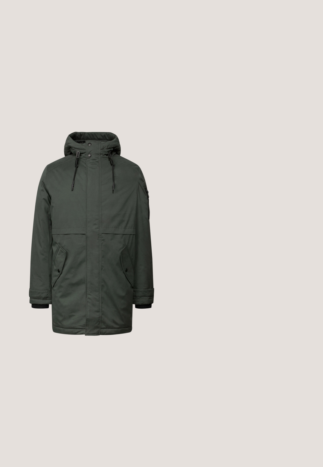 Dunkelgrüne Parka-Jacke mit Kapuze, ausgestattet mit seitlichen Reißverschlusstaschen, verstellbaren Kordeln und gerippten Bündchen für Wärme und eine gute Passform.; Schwarzer Rundhalsausschnitt-Pullover mit gerippter Textur, langen Ärmeln und geradem Saum. Verfügt über ein kleines Logotag nahe der unteren linken Seite.; Graues T-Shirt mit kurzen Ärmeln, das ein Gradient-Design mit bedrucktem Text in Gold und Weiß aufweist, runder Ausschnitt und eine lässige Passform hat.; Schwarze gerade Jeans aus Denim mit einem Knopfverschluss am Bund, fünf Taschen und einem minimalistischen Design ohne sichtbare Muster.; Schwarze Knöchelstiefel aus glattem Material. Verfügt über ein schnürbares Design, eine abgerundete Zehe und eine Gummisohle mit rutschfestem Profil.; Kompakte schwarze Umhängetasche mit vorderer Reißverschlusstasche und verstellbarem Schulterriemen, gefertigt aus strukturiertem synthetischem Material.
