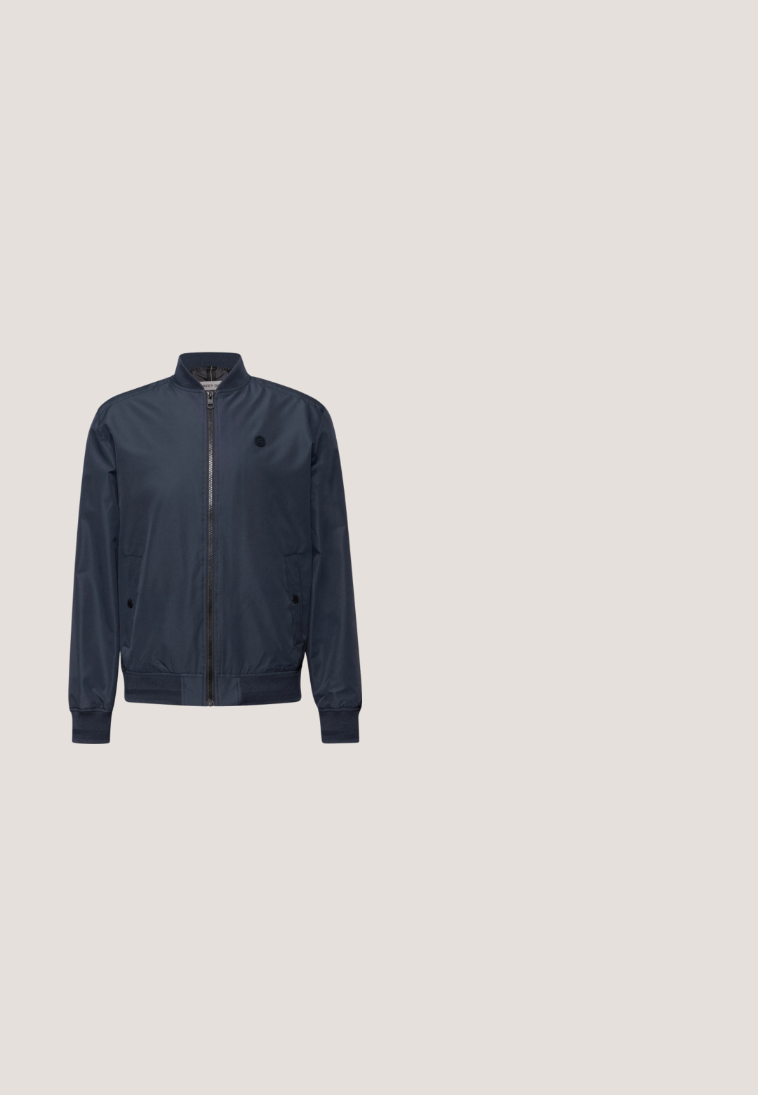 Veste bomber bleu marine avec fermeture éclair frontale, col, poignets et ourlet côtelés, poches latérales à bouton, style léger et décontracté.; Sweatshirt à col demi-zippé de couleur marine en tissu tricoté. Présente des poignets et un ourlet côtelés, un motif texturé sur la poitrine, avec une fermeture éclair en métal.; Polo bleu marine en mélange de coton texturé, avec de petits motifs de feuilles orange, un col classique et une patte de boutonnage à trois boutons.; Shorts casual bleu marine avec taille élastique et cordon, longueur mi-cuisse, en tissu texturé avec une petite étiquette logo sur le côté.; Baskets en cuir bleu marine avec une finition lisse, semelle en caoutchouc blanc plat, bout arrondi et six lacets bleu marine passés à travers des œillets ronds.; Ceinture en cuir navy avec une boucle rectangulaire en argent gravée "JACK & JONES", accentuée par un motif tricolore rouge, blanc et bleu.