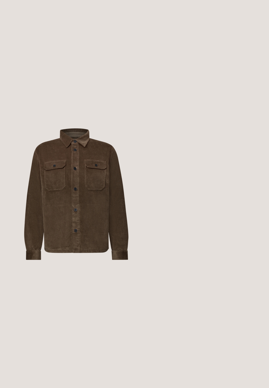 Veste-chemise en velours côtelé marron avec manches longues, devant boutonné, poignets boutonnés et deux poches poitrine boutonnées.; Wrangler REGULAR FIT - Pullover - mahogany; T-shirt marron à manches courtes et col rond avec une étiquette de taille noire à l'intérieur du col sur un fond blanc.; Jeans en denim foncé avec une coupe droite, dotés de cinq poches, de rivets en cuivre et de coutures contrastantes le long des coutures.; Bottes en cuir marron avec un design montante, des accents noirs, des lacets ronds et des semelles robustes. Présente des détails de couture et une étiquette de logo.; Sac bandoulière en cuir texturé marron foncé avec poche zippée à l'avant et bandoulière noire réglable embossée du nom de la marque.