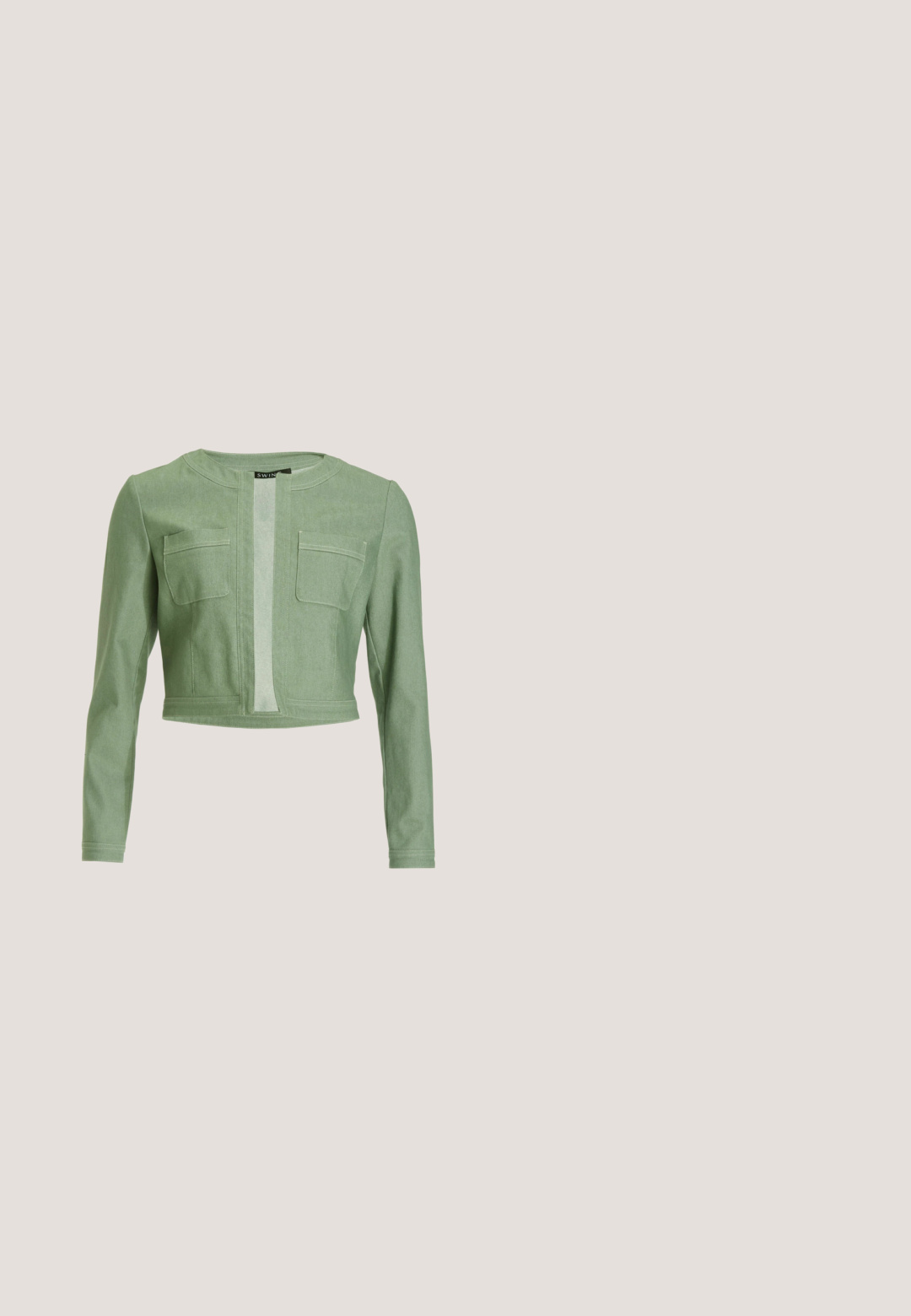 Veste courte vert clair à manches longues, encolure ronde, deux poches sur la poitrine et ouverture frontale verticale dissimulée.; Robe en dentelle verte avec des manches courtes évasées, décolleté en V, détails froncés, longueur genou, ourlet festonné et fermeture éclair au dos.; ALDO STESSY - Escarpins - other green; VOGUE Eyewear Lunettes de soleil - transparent/mallard green; Pochette en cuir vert avec une texture tissée, bandoulière en chaîne dorée et fermeture à clip. Forme rectangulaire avec une finition lisse.; Boucles d'oreilles pendantes en or avec de grandes pierres précieuses vertes taillées en émeraude et de plus petites pierres rectangulaires transparentes au-dessus, sur un fond uni.