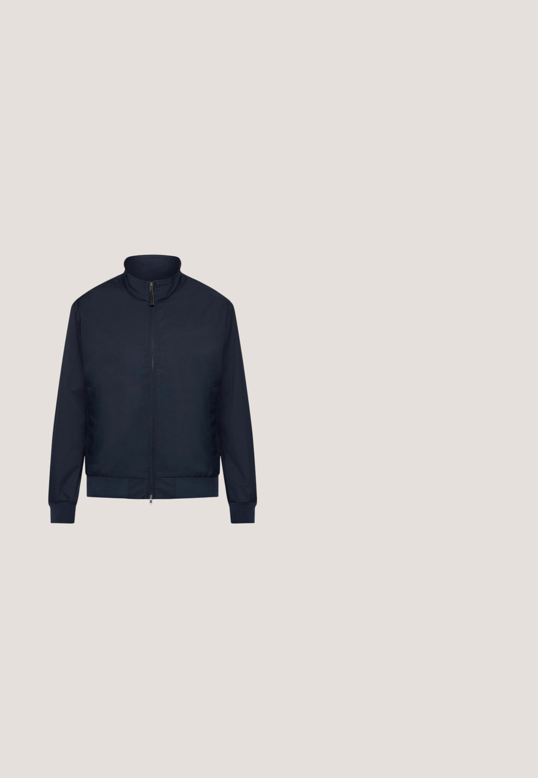 Marineblaues Bomberjacke mit Reißverschluss, Stehkragen, gerippten Bündchen und Saum sowie Seitentaschen; aus glattem, leichtem Stoff gefertigt.; Navyblauer Pullover mit einem strukturierten Design, das Diamant- und Rippmuster aufweist. Rundhals und Rippbündchen sowie Saum. Aus Strickstoff gefertigt.; Kurzärmliges Polohemd mit Rautenmuster in Grau- und Schwarztönen, gestrickter Textur sowie einem navyblauen Kragen und Ärmelabschlüssen.; Marineblaue knielange Shorts mit Knopfverschluss und elastischem Bund, gefertigt aus weichem, leichtem Stoff.; Sergio Tacchini NEW ACTION LTX SE - Sneaker low - navy gardenia; Rechteckige Sonnenbrille mit transparenten Gläsern und blau verlaufenden Gläsern, die auf einer weißen Oberfläche liegen.