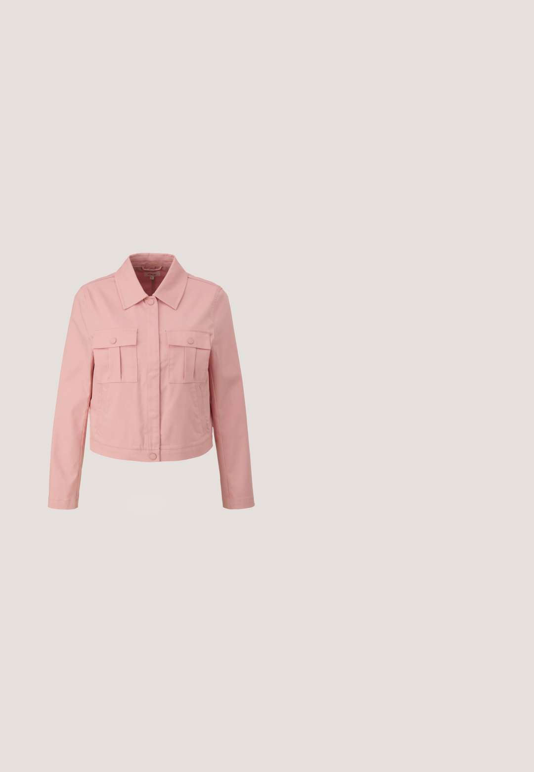 Lichtroze gekorte jas van geweven stof, met een kraag, knoopsluiting en twee voorste klepzakken. Glad textuur, casual ontwerp.; Eén-schouder jurk van lichtroze stof met grote bloemprint in roze en groen. Heeft een rimpelige schouder en een wijd uitlopend rokdesign.; Roze suède hoge hak met een spitse neus, enkellipje met een gouden gesp en een gestructureerd bovenwerk op een taps toelopende hak.; Vierkante zonnebril met gouden metalen monturen en verloopdonkergrijze glazen, rustend op een wit oppervlak.; Kleine lichtroze handtas met een grote bloemdecoratie met parel- en strass-steencentrum, een handvat aan de bovenkant en een gouden kettingriem.; Gouden armband met afwisselend roze ronde stenen en witte parels, omgeven door kleine heldere kristallen, beveiligd met een sluiting.