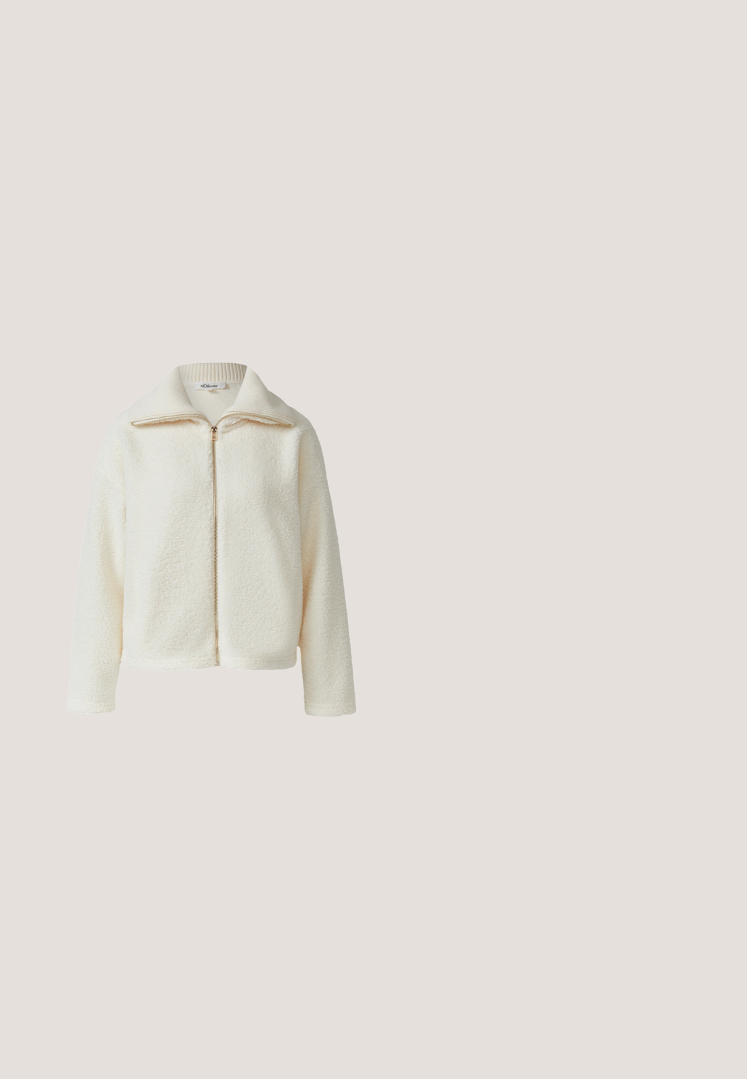 Krémovo zafarbená fleece bunda s vysokým golierom, úplným zipsom vpredu a mäkkým, štruktúrovaným povrchom. Obsahuje dlhé rukávy a voľný strih.; Krémový sveter so štruktúrovaným diamantovým vzorom, zo zúženými manžetami a okrúhlym výstrihom. Vyrobený z hrubej pleteniny.; Krátky rukáv, sveter s okrúhlym výstrihom v svetlej béžovej farbe s textúrovaným, trblietavým povrchom a rebrovanými manžetami a spodným okrajom. Obsahuje detail loga.; Biele zvonové džínsy vyrobené z denimu. Majú vysoký pás, päť vreciek a kovové zapínanie. Hladký povrch bez viditeľných vzorov.; Béžová semišová teniska s bielou podrážkou, bielymi šnúrkami a zlatým remienkom s prackou na prednej strane.; Béžová kožená kabelka so zlatým reťazovým remienkom a oválnou zlatou sponou vpredu, umiestnená na bielom pozadí.