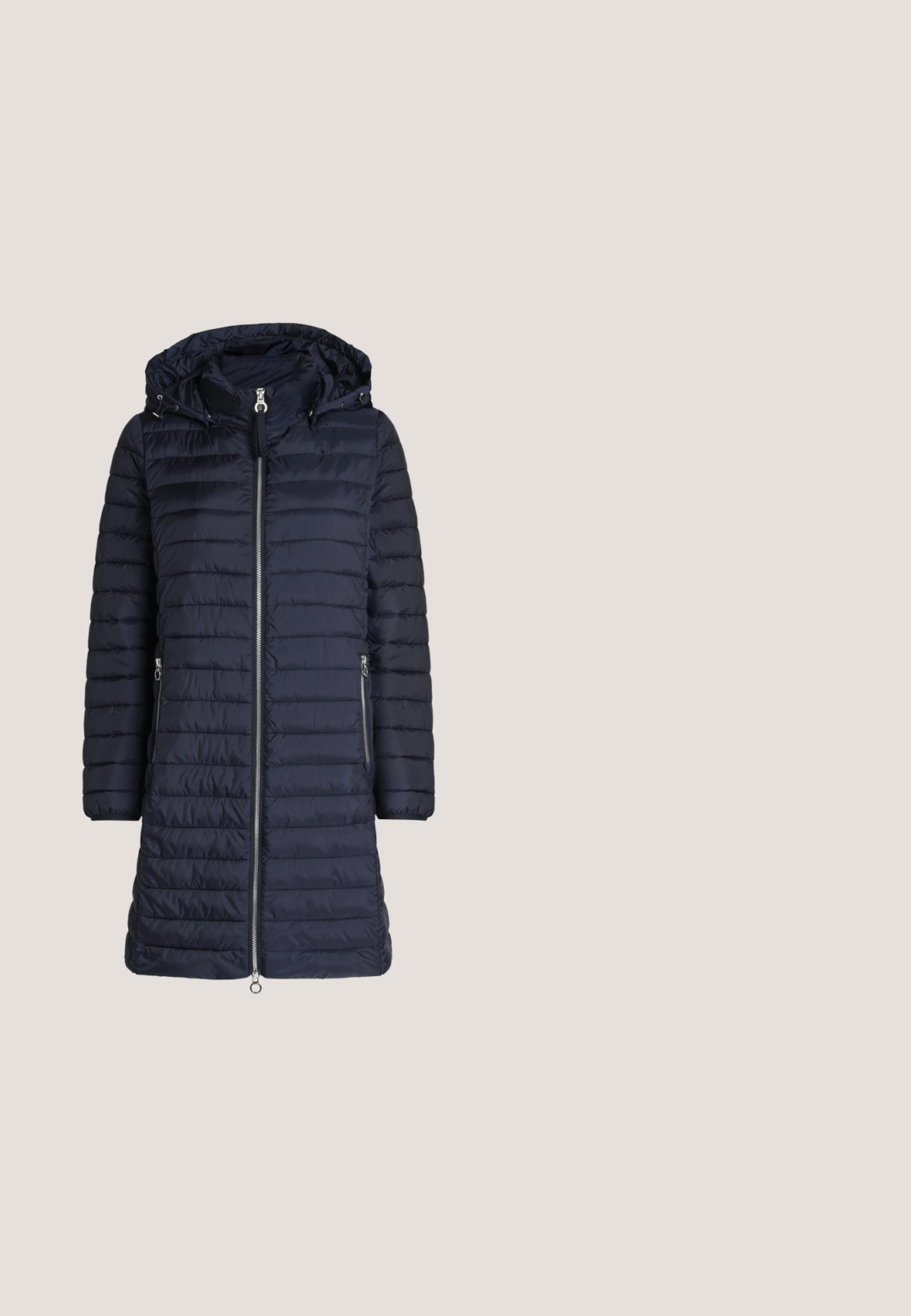 Lange donkerblauwe doorgestikte winterjas met ritssluiting aan de voorkant, twee ritszakken aan de zijkant, lange mouwen en een aangehechte capuchon met aantrekkoorden.; Marineblauwe V-halstrui van een zachte brei-stof. Heeft lange mouwen en ribgebreide manchetten en zoom. Klassiek, aansluitend ontwerp.; Witte t-shirt met korte mouwen, ronde hals, relaxte pasvorm, gemaakt van zacht katoen. Glad textuur, geen patronen of logo's.; High-waist zwarte spijkerbroek met voorste knoop en rits, twee voorzakken en taps toelopende pijpen op een witte achtergrond.; Witte sneaker met een zwart V-logo, voorzien van een gladleren bovenwerk, ronde neus, vetersluiting en een contrasterende zwarte hieltab.; Gouden creolen met een gladde, gepolijste afwerking. Ronde vorm, middelgrote maat, met een veilige sluitmechanisme.