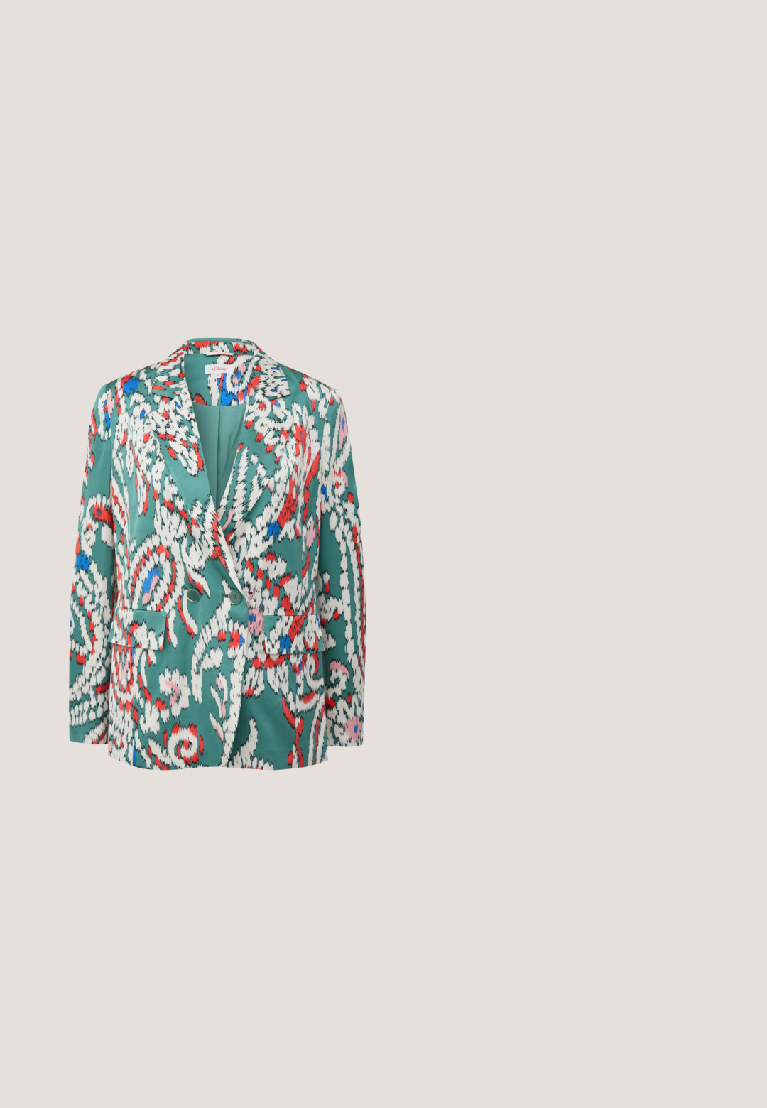 Groene blazer met een bloemenpatroon in rood, wit en blauw. Heeft een notch-kraag, dubbele knopen en twee voorzakken. Gladde textuur.; Off-shoulder geribbelde jurk met een strak silhouet. Heeft een contrasterende zwart- en tan-kleurschema en verticale textuur door het geheel.; Hakken schoenen met een zwarte lakleren neus, bordeauxrode band en een slangenpatroon textiel bovenkant; voorzien van een chunky blokhak.; Schoudertas met lange donkere riem en kleurrijke leren franjestrips die het lichaam bedekken in verschillende tinten en schakeringen.; Ronde gouden oorbellen met concentrische cirkels van groene, zwarte, blauwe en gouden kralen in een gedetailleerd patroon gerangschikt.; Gevlochten leren riem in roestbruin met een zilveren ronde gesp. Heeft een gladde textuur en een ingewikkeld geweven ontwerp.
