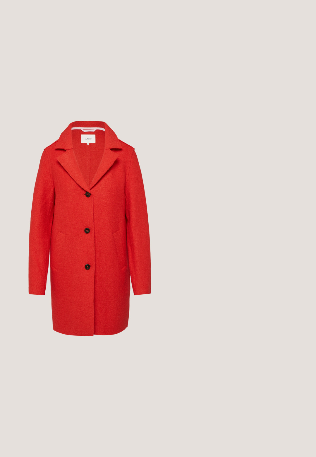 Rood wollen jas met een notch-kraag, enkele knoopsluiting en twee voortassen. Heeft een gestructureerde afwerking en een getailleerd silhouet.; Rode, lichte, lange mouwen trui met een V-halsontwerp. Gemaakt van zachte stof, met ribbelmanchetten en -zoom voor een aansluitende look.; Rood gebreid shirt met korte mouwen, ronde hals, geribbelde kraag en een merklabel aan de binnenkant van de achterste halslijn.; Rode uitlopende broeken met een gladde textuur en een elastische tailleband. Kenmerkt zich door een recht gesneden ontwerp, een middelhoge pasvorm en op maat gemaakte naden.; Low-profile rode suède sneaker met witte veters, witte hielriem en lichtbruine rubberen zool, van de zijkant gezien op witte achtergrond.; Rode leren tote bag met lange schouderbanden, trapeziumvorm en klein gouden "Lancaster Paris" logo rechtsonder aan de voorkant.