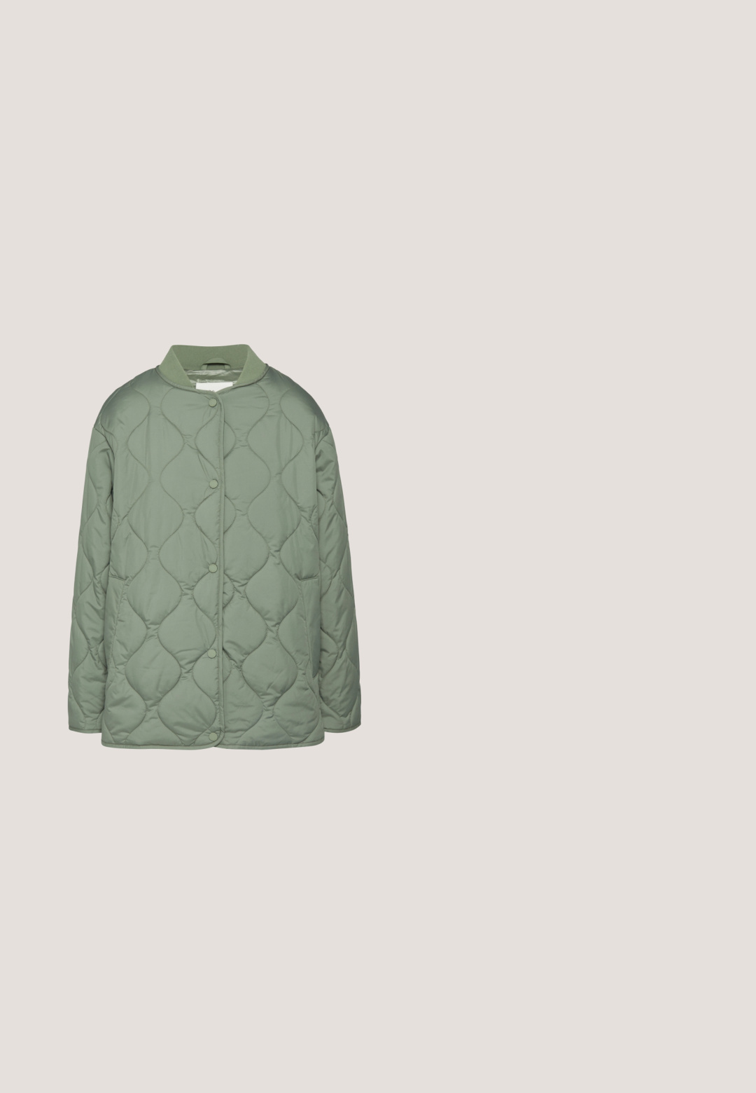 Gequilted jack met een olijfgroene kleur, voorzien van een ronde halslijn, drukknoopsluiting en een gladde, gewatteerde textuur met golvende stiksels.; Lichtgroen geribbeld topje met korte fladdermouwen, een gegolfde halslijn en een afgeronde zoom. Gemaakt van een zachte, gemarmerde stof.; Lichtgroene, rechte spijkerbroek gemaakt van denim. Heeft voorzakken, een knoopsluiting en subtiele stiksels. Minimalistisch ontwerp, geen patronen.; Groene geweven slidesandalen met twee verstelbare gespsluitingen, een getextureerde platformzool en een gladde tan kleurige voetbed.; Groene leren schoudertas met een gladde textuur, contrasterende zwarte afwerking, een dunne schouderband en een subtiel logo op het voorpaneel.; Gouden ketting met ovale schakels en een karabijnsluiting, met een verstelbare verlengketting met een kleine vogelvormige hanger.