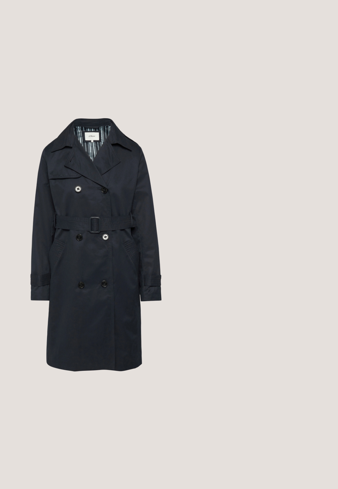 Manteau trench bleu marine en tissu lisse, doté de boutons croisés, d'une ceinture et d'une doublure intérieure rayée. Comprend des poches latérales.; Chemise à manches longues rayée verticalement bleu et blanc avec devant boutonné et col rond, présentant des rayures horizontales sur les poignets et la patte de boutonnage.; Pantalons larges marine en tissu lisse, avec deux poches à l'avant et une taille haute agrémentée de deux boutons.; Ballerines en cuir bleu marine avec un petit nœud, bout rond et semelle texturée avec un petit talon.; Sac à main en cuir bleu marine avec poignées supérieures, bandoulière ajustable, boucle dorée et petit logo "Coccinelle" sur le devant.; Boucles d'oreilles en or avec des gemmes bleues rondes, fixées par quatre griffes, avec une finition polie et un système de fermeture sécurisé.