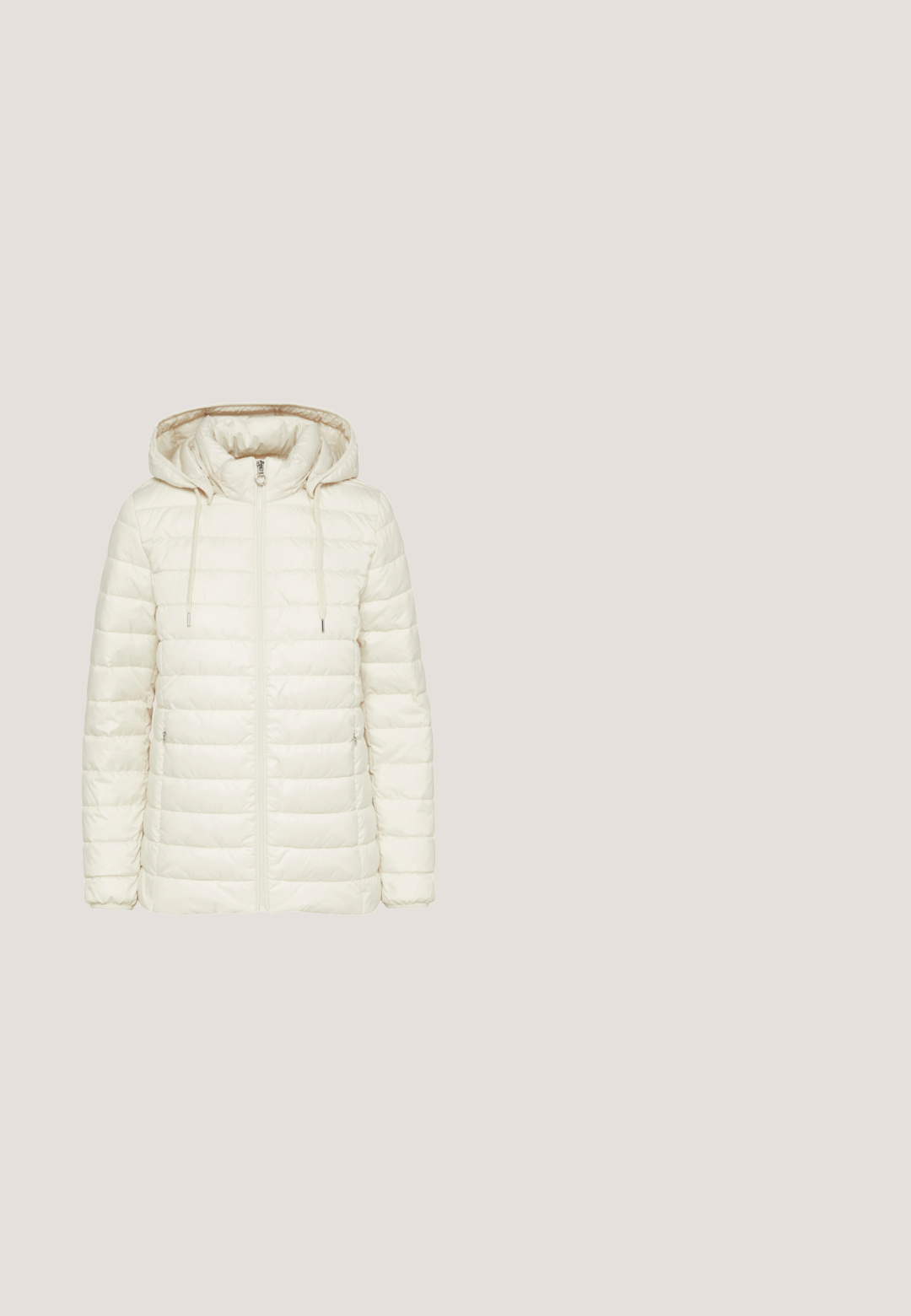Puffjacke in Off-White mit Kapuze, ausgestattet mit einem frontalen Reißverschluss, Zugbändern und horizontal gestepptem Design.; cremestrickpullover mit rundhalsausschnitt, gerippten bündchen und saum. weiche textur und leicht übergroße form.; Weißes Langarm-Rundhals-Shirt mit einfachem, schlichten Design, flach auf weißem Hintergrund gezeigt.; Dunkelblaue Jeans aus Denim mit klassischem Skinny-Fit. Mit fünf Taschen, Reißverschluss und dezentem Used-Look für Struktur.; Cremefarbener Knöchelstiefel mit Schnürung vorne, seitlichem Reißverschluss, niedrigem gestapeltem Absatz und kleinem Pferde-Logo nahe der Ferse auf hellbrauter Sohle.; Kleine rechteckige Handtasche aus elfenbeinfarbenem Leder mit Klappverschluss, kurzem Ledergriff und abnehmbarem langen Riemen.