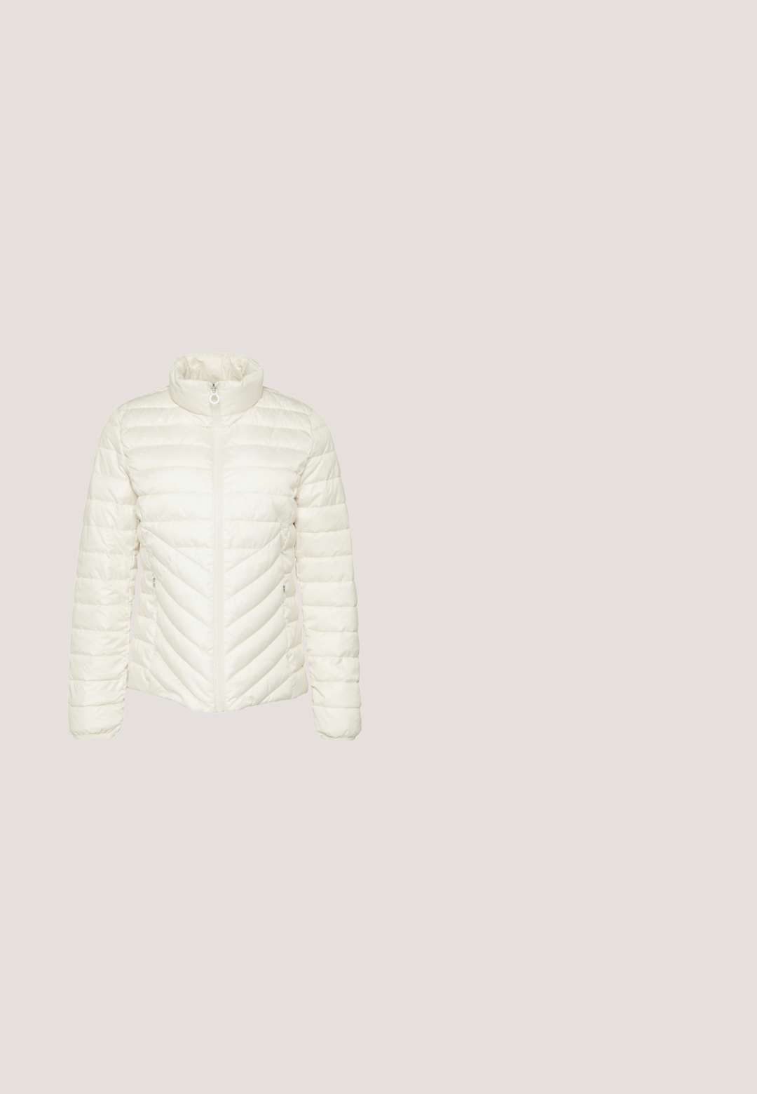 Witte pufferjack met hoge kraag, schuin gestikt ontwerp, ritssluiting aan de voorkant en zijzakken. Glad, lichtgewicht materiaal.; Crème-kleurige trui met een gestructureerd ruitpatroon, geribbelde mouwen en een ronde halslijn. Gemaakt van een dikke gebreide stof.; Top met lange mouwen in lichtbeige, gemaakt van zacht materiaal, met een ronde halslijn en een aansluitende pasvorm. Minimalistisch ontwerp zonder patronen of accenten.; Witte flared jeans van denim. Heeft een hoge taille, vijf zakken en een metalen knoopsluiting. Glad oppervlak zonder zichtbare patronen.; Lichtbeige enkellaars met een suede-achtige afwerking, nepbont kraag, veterfront en een witte rubberen zool met een robuust profiel.; Beige leren schoudertas met een gestructureerde afwerking, ritssluiting en een afneembare schouderband. Voorzien van een gouden logo aan de voorkant.