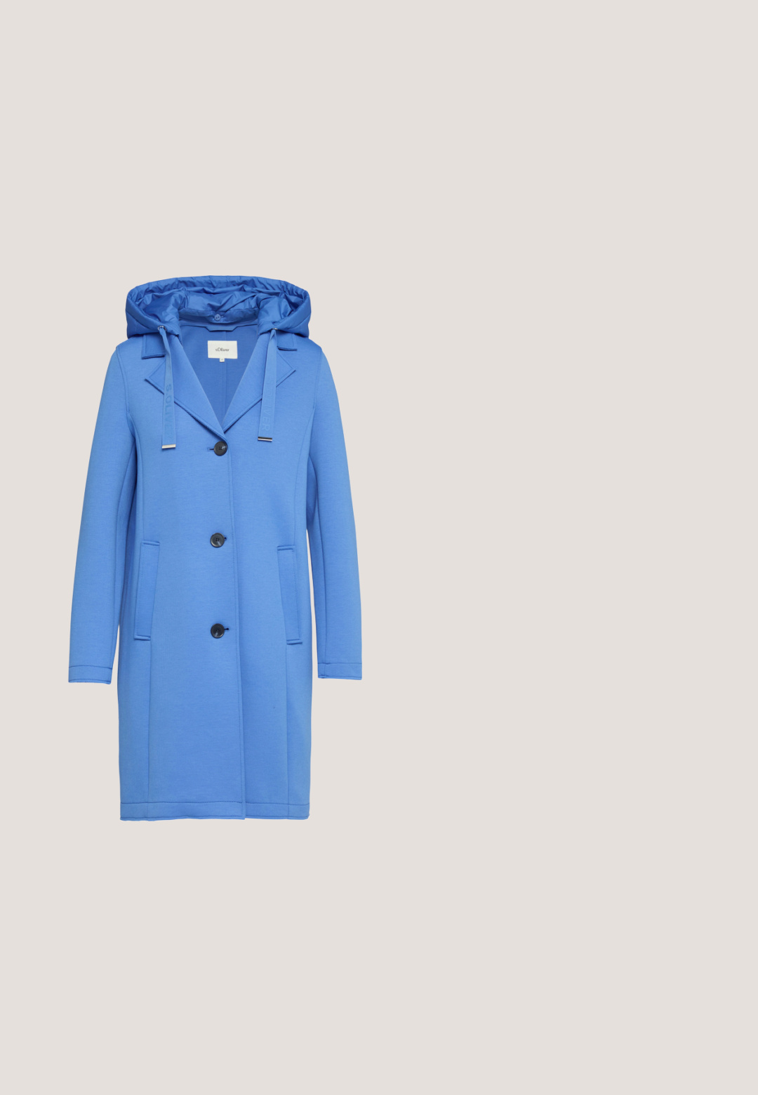 Manteau bleu avec capuche, fabriqué en tissu doux. Présente un design à boutonnage simple, deux poches avant et des boutons noirs.; T-shirt oversize bleu clair, manches raglan courtes, col rond, fabriqué en tissu doux mélangé de coton, texture lisse, design minimaliste.; Jupe midi en denim bleu clair avec une fente avant, cinq poches, une taille cintrée avec passants de ceinture et une fermeture à bouton.; Baskets bleu marine avec tige en textile, accents blancs et fermeture éclair latérale. Elles présentent une semelle en caoutchouc beige et des détails perforés pour la respirabilité.; Sac bandoulière en cuir gris clair avec sangle réglable, poche avant zippée et logo doré "LASOCKI" sur une surface à texture lisse.; Bracelet en chaîne argentée avec fermoir anneau ressort, cinq petits pendentifs en diamant en forme de fleur, et un rallonge ajustable avec une médaille ronde.