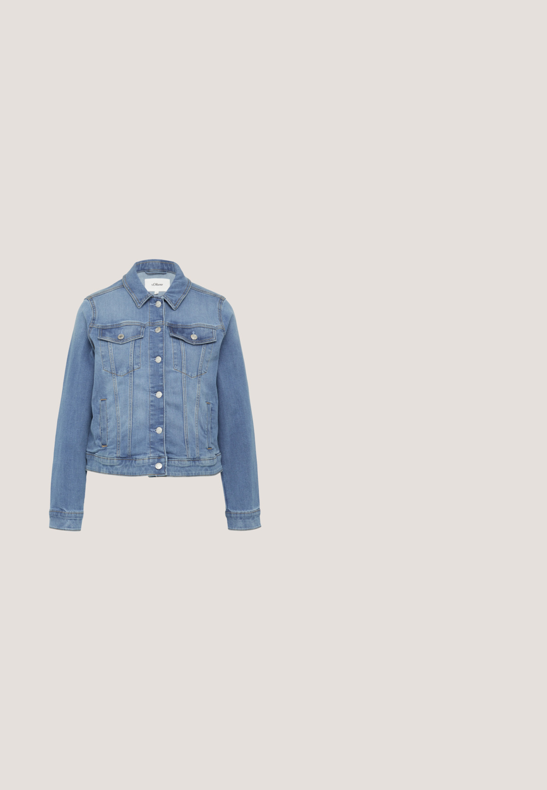 Veste en denim bleu clair avec un col classique, des manches longues, une fermeture à boutons, deux poches poitrine et des détails légèrement usés.; Haut à manches longues blanc avec un col en V noir et des poignets noirs. Tissu lisse avec une coupe décontractée et un design minimal.; Pantalon beige clair à jambes larges avec taille élastique et tissu lisse, coupe ample, sans poches visibles ni ornements.; Escarpin en daim noir à bout pointu, talon aiguille de hauteur moyenne et semelle intérieure beige sur fond clair.; Sac bandoulière en cuir noir en forme de croissant avec fermoir doré et bandoulière ajustable sur un fond clair uni.; Boucles d'oreilles clous en forme de cœur ornées de petits cristaux, chacune traversée par un détail en forme de flèche ton or sur fond blanc.