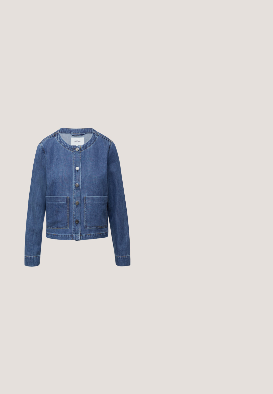 Jeansjacke mit Rundhalsausschnitt, fünf Knöpfen, zwei vorderen Taschen und einer dunkelblauen Waschung. Verfügt über eine strukturierte Passform und gestickte Akzente.; Navy und creme gestreifter Pullover mit langen Ärmeln, rundem Halsausschnitt und strukturiertem Strickmuster. Verfügt über horizontale Streifen und einen gerippten Saum.; Jeanshemd, hellblau, langärmlig, Knopfleiste vorne, Kragen, eine Brusttasche, kontrastierende Nähte und ein lässiger Schnitt.; Blaue Jeans mit geradem Bein, elastischem Bund und Gürtelschlaufen, ohne sichtbare Taschen, dargestellt auf weißem Hintergrund.; Blaue Denim-Sneaker mit weißer Blumenstickerei, strukturierter Seilmittelsohle und weißen Schnürsenkeln. Flache Gummilaufsohle. Niedrig geschnittenes Design.; Marineblaue Stoff-Shopper-Tasche mit braunen Lederakzenten, ausgestattet mit zwei Griffen, einem Reißverschluss und einem geprägten Logodetail.