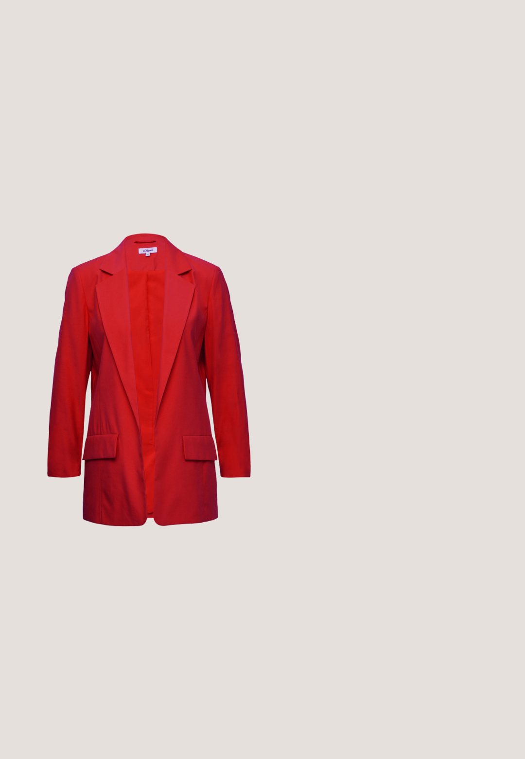 Blazer rouge avec un col cranté, des manches longues et deux poches avant. Fabriqué en tissu lisse, avec une fermeture à un bouton.; Haut noir à manches courtes avec un large col et une coupe ample. Fabriqué en tissu doux sans motifs ni embellissements visibles.; Jeans noirs évasés en denim, avec une fermeture éclair et un bouton, deux poches avant et un design classique à cinq poches.; Sandale plateforme en cuir verni noir avec talon carré, bout ouvert et bride de cheville réglable avec boucle dorée.; Lunettes de soleil écaille de tortue avec une monture carrée, des verres dégradés et un accent logo doré sur la branche. Matériau en plastique lisse.; Sac à main en cuir noir avec poignée supérieure, bandoulière amovible et fermoir argenté ovale sur le rabat avant.