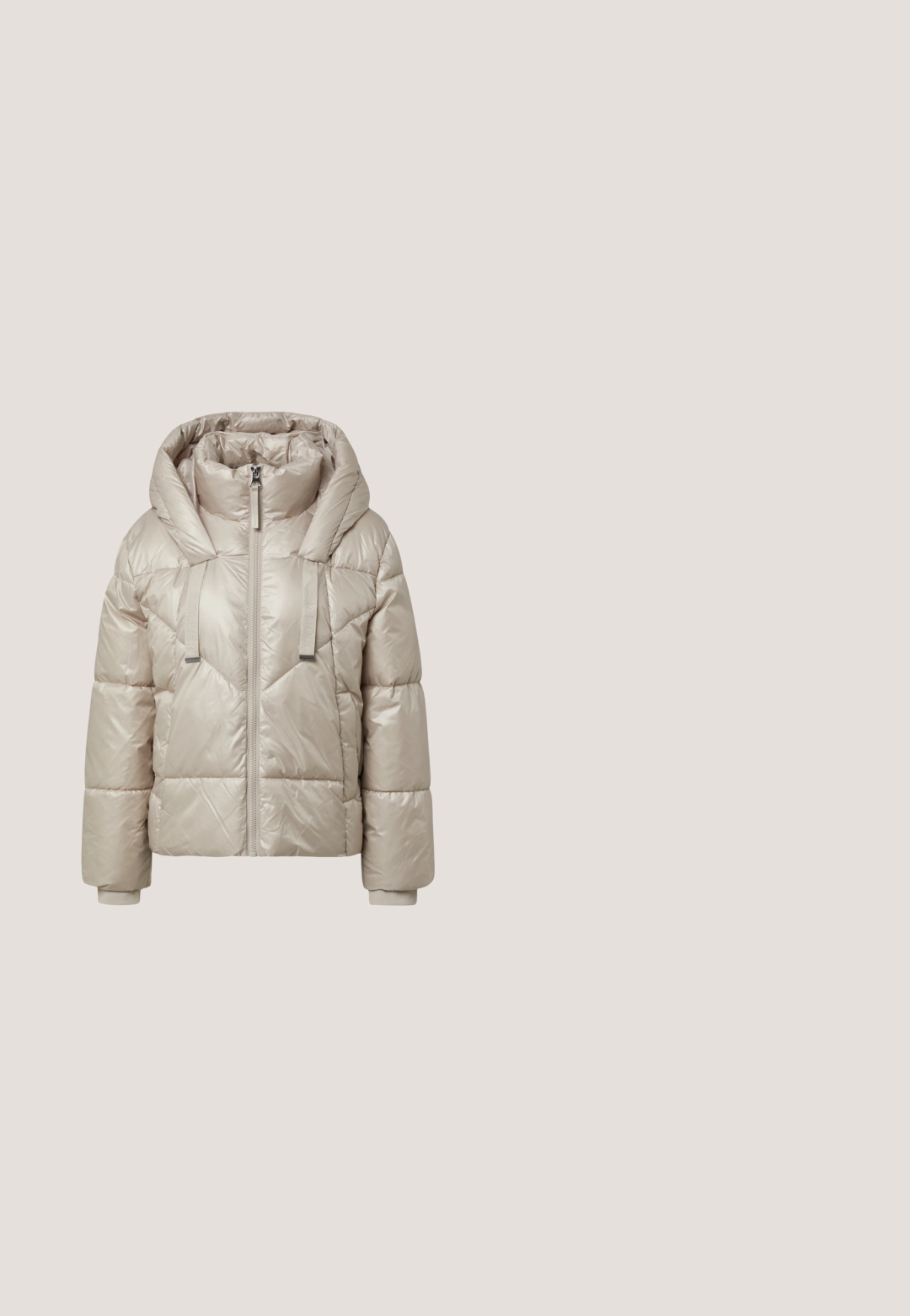 Doudoune beige clair avec un col haut, une fermeture éclair sur toute la longueur, une grande capuche et des poignets élastiques. Présente des sangles verticales sur les épaules.; Pull beige à manches longues avec col rond, poignets et ourlet côtelés, présenté sur un fond blanc uni.; Chemise à manches longues jaune clair en coton, avec un devant à boutons, un col et une poche à la poitrine gauche. Texture lisse, coupe standard.; Pantalon beige à jambes larges avec taille élastique et cordon, en tissu léger texturé.; Baskets basses beige et marron avec bandes latérales texturées, fermeture à lacets sur l’avant et semelle marron foncé.; Sac fourre-tout en cuir beige avec deux poignées supérieures, texture lisse et une étiquette attachée. Caractéristiques en métal argenté et design minimaliste.