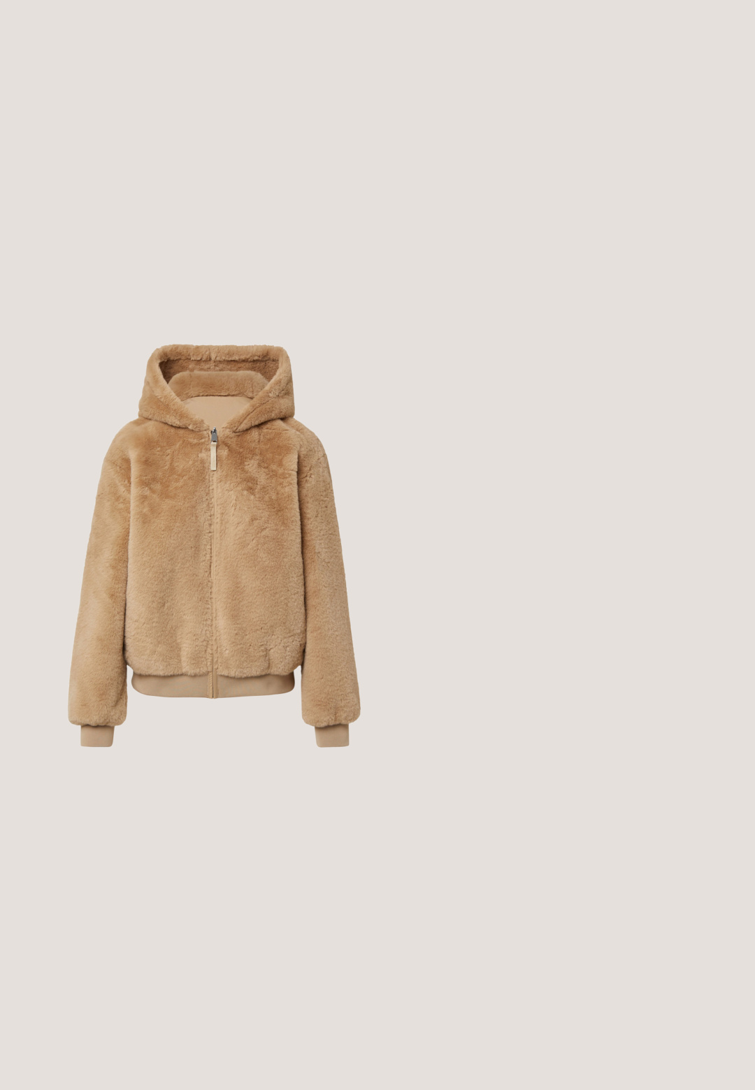 Hoodie en fausse fourrure beige avec une fermeture éclair à l'avant, texture douce, grande capuche et poignets et ourlet côtelés. Design décontracté et ajustement ample.; Pull en V à manches longues de couleur brun clair avec une texture en maille uni et une petite étiquette de marque au niveau de l'encolure.; Pantalons en velours côtelé à jambes larges de couleur beige chaleureux. Caractéristiques : taille haute, fermeture à bouton et texture douce avec des côtes verticales.; s.Oliver Boots à talons - cognac; Sac à bandoulière en cuir marron avec une sangle réglable et un fermoir doré en forme de "C" sur le rabat avant, posé sur un fond blanc.; Collier délicat en chaîne d'or avec un petit pendentif étoile solide et un fermoir à extension ajustable avec une petite gemme unique à l'extrémité.