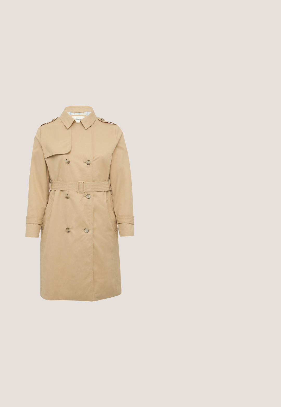 Beige trenchcoat met een dubbelzijdig ontwerp, grote knopen, een riem in de taille en schouderstukken. Gemaakt van soepele, lichte stof.; Langarmig shirt met zwart-witte horizontale strepen, van achteren getoond op een effen witte achtergrond.; Beige hoge taille slim-fit broek met knoop- en ritssluiting, riemlussen en rechte taps toelopende pijpen.; Zwarte leren balletschoenen met een ronde neus, strikdetail aan de voorkant en een zachte binnenvoering. Platte zool met minimale verhoging.; Stadsstraat met taxi, eenrichtingsbord, etalage, verkeerslicht, grote boom en diverse bloemen in gedempte groene, blauwe en beige tinten.; Bruine leren handtas met een klep, met een ronde vorm, een gladde textuur, en een afneembare schouderriem.