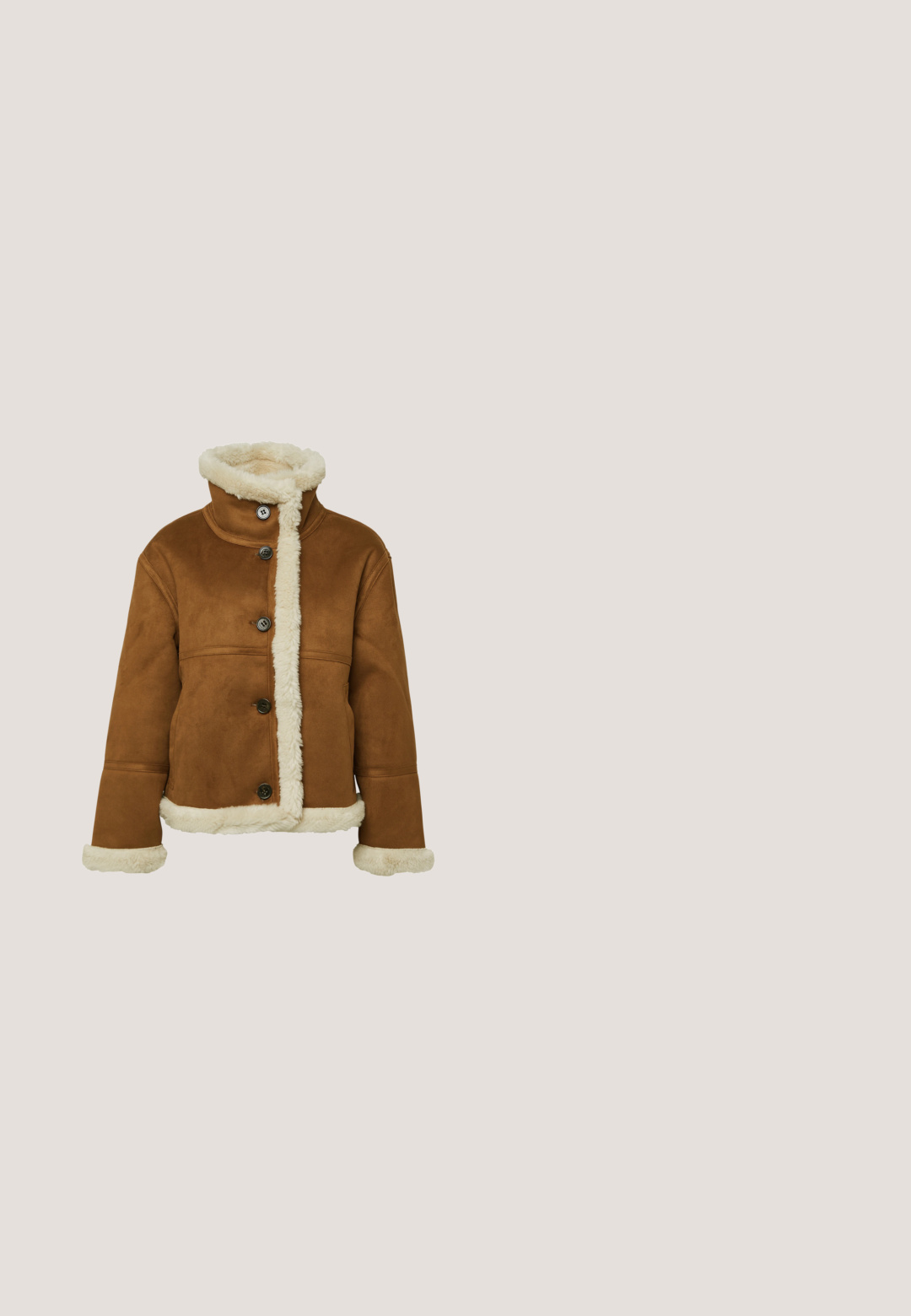 Braune Lammfelljacke mit hohem Kragen, Knopfverschluss und cremefarbenem Fleecebesatz entlang der Kanten und Ärmelbündchen. Entspannt geschnittenes Design.; Weißes Baumwoll-T-Shirt mit einem goldenen Tiermotiv eines Leoparden und schwarzem Text "WILD LIFE" darunter. Kurze Ärmel, Rundhalsausschnitt.; Blaue Jeans aus Denim mit geraden Beinen, vorne Knopf- und Reißverschluss sowie vordere und hintere Taschen, vor weißem Hintergrund dargestellt.; Braune Wildleder-Sneaker mit drei Klettverschlussriemen, Mesh-Seitenteilen und einer braunen Gummisohle. Akzente setzen eine weiße Fersenkappe.; Braune Leder-Umhängetasche mit strukturierter Oberfläche, Klappverschluss und einem quadratischen Akzent auf der Vorderseite. Verfügt über eine legere rechteckige Form und Nähdetails.; Goldkette mit rundem Sonnen-Gesichtsanhänger, umgeben von einem dekorativen, geschwungenen Goldrahmen und kleinen Perlakzenten.