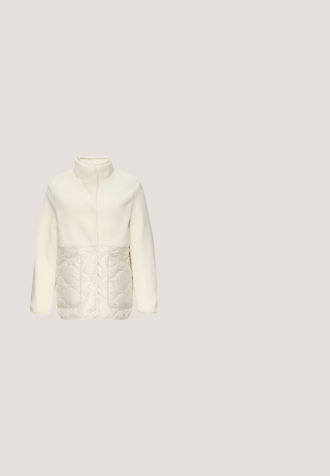 Cremefarbene Jacke mit gesteppter, gepolsterter Unterseite, mit Stehkragen und Druckknopfverschluss, weiches, strukturiertes Obermaterial.; Hellbeige langärmelige Strickjacke aus Rippenstoff mit Rundhalsausschnitt, Knopfleiste vorne und figurbetonter Passform.; Kurzarm-T-Shirt in hellbeige mit Rundhalsausschnitt, aus softem Stoff gefertigt; verfügt über ein einfaches, ungeschmücktes Design.; Beige Baumwollhosen mit elastischem Bund und Kordelzug. Weites Beindesign mit glatter Textur und ohne sichtbare Muster oder Akzente.; Beiger Wildledersneaker mit cremefarbenen Streifen, Schnürverschluss vorne, Zuglasche an der Ferse und Gummisohle in Kaugummifarben.; Beige Umhängetasche aus glattem synthetischem Material, rechteckige Form, verstellbarer Schulterriemen undFronttasche mit Reißverschluss für sichere Aufbewahrung.