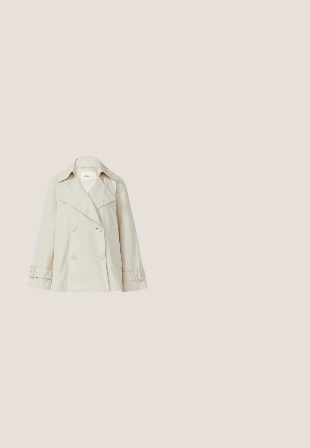 Cremefarbener, doppelt geknöpfter Trenchcoat mit breiten Revers, Knopfdetails und verstellbaren Ärmelriemen, auf weißem Hintergrund dargestellt.; Kurzarm, weißes Baumwoll-T-Shirt mit einem grünen Olivenzweig-Graphic und dem Text "WO GÄRTEN BLOOM" darunter bedruckt.; Beige Minirock aus glattem Stoff, mit geradem Schnitt, einfachem Design und einem verdeckten Reißverschluss an der Seite.; Beiger und weißer Colmar Sneaker mit Wildlederdetails, rundem Logo an der Seite, Schnürverschluss und dicker Gummisohle.; Beige rechteckige Tasche mit zwei Griffen, abnehmbarem Schulterriemen und kleinem Katzenkopf mit Sonnenbrillen-Emblem auf der Vorderseite.; Drei gewickelte Lederarmbänder in Beige, Blau und Oliv, verbunden durch einen glänzenden goldenen Verschluss auf weißem Hintergrund.