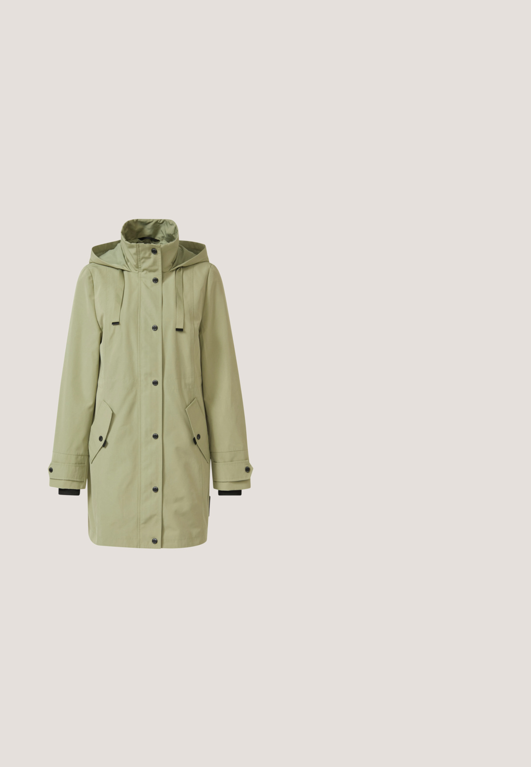 Imperméable à capuche vert clair avec boutons-pression à l'avant, cordons de serrage, poches à rabat avec boutons, et poignets ajustables.; Robe en coton noir avec des manches courtes, un décolleté en V et une taille froncée, se terminant par un ourlet en étages. Texture lisse, sans motifs.; Ballerines noires dotées d'une tige en cuir lisse, d'accents en daim, d'un bout arrondi, de lanières élastiques et d'une semelle texturée antidérapante.; Lunettes de soleil en forme de chat avec une monture en plastique noire, des coins rehaussés de doré et des verres dégradés du violet foncé au violet clair. Texture lisse, design léger.; Sac en bandoulière noir texturé avec fermeture éclair, sangle ajustable et petit logo. Présente une forme compacte et arrondie.; Bracelet en cordon violet avec fermoir métallique et étiquette circulaire gravée de "CPH STUDIOS". Texture lisse avec des accents noués.