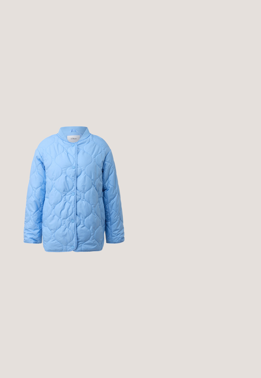 Veste matelassée bleu clair avec col rond et boutons pression, présentant un motif de couture ondulée et des manches longues.; Haut à manches longues bleu avec un design en ribbed texturé. Présente un col rond et une coupe décontractée, fabriqué à partir d'un tissu doux.; Pantalon large bleu clair avec taille à cordon, en tissu doux, avec plis sur le devant et coupe décontractée.; Baskets en daim bleu clair avec languette de talon blanche, lacets gris clair et semelle en gomme, vues de côté sur fond blanc.; Sac bandoulière en cuir bleu clair texturé avec bandoulière ajustable et logo « Liebeskind Berlin » embossé à l'avant.; Boucles d'oreilles clous en argent avec des pierres bleues et turquoise empilées, comportant une petite perle intermédiaire en argent au centre.