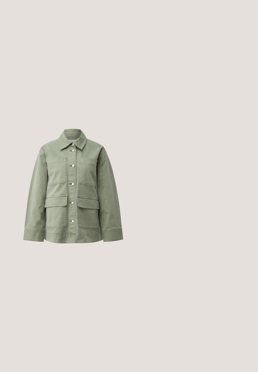 Chaqueta verde claro con botones, cuatro bolsillos delanteros y cuello clásico, hecha de tela resistente.; Top sin mangas de color gris verdoso claro con "PEPE JEANS LONDON" bordado en letras grandes en el pecho.; Pantalones de pierna ancha de color gris claro, confeccionados en una tela suave, con cierre de botón frontal y dos bolsillos laterales.; Zapatillas de lona verde claro con punta redonda, diseño de cordones y suela de goma beige. Cuenta con acentos de costura y logo en el lateral.; Bolsa de tote en verde menta claro con paneles de malla, asas dobles y el texto en blanco "PEPE JEANS" en la parte frontal.; Pulsera de cuentas con cuentas de vidrio multicolores en tonos pastel, intercaladas con acentos de metal en tono dorado y un cierre de langosta.
