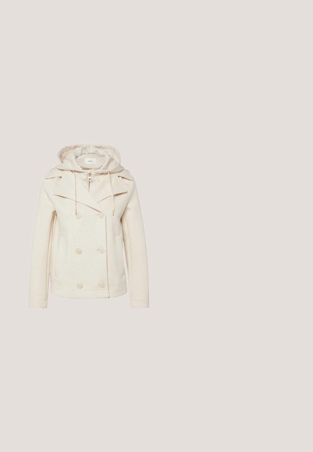 Cremefarbener, doppelt geknöpfter Blazer mit sechs Knöpfen, Seitentaschen, einer innenliegenden Reißverschlusstasche, Kapuze mit Kordelzug und breiten Revers.; Grauer gerippter Cardigan mit V-Ausschnitt, der sieben Holzknöpfe auf der Vorderseite und einen lässigen Schnitt aufweist. Mit Bündchenärmel und elastischem Saum.; Weißes Baumwolloberteil mit Rüschendetail, Spitzensaum am Saum und verstellbaren Rüschenträgern. Leichter Stoff, lockere Passform.; Beige und weiß gestreifte Leinenhose mit elastischem Bund und vorderer Kordel, gerader Beinbeschnitt.; Weißer Sneaker mit niedrigem Schnitt, brauner Gummisohle, Leopardenmuster und metallisch glitzernden Akzenten an Seite und Ferse, Schnürverschluss.; Braune Wildlederhandtasche mit langem Riemen und Fransen an den Seiten und am Boden, rechteckige Form und dezentes Branding in der Mitte.