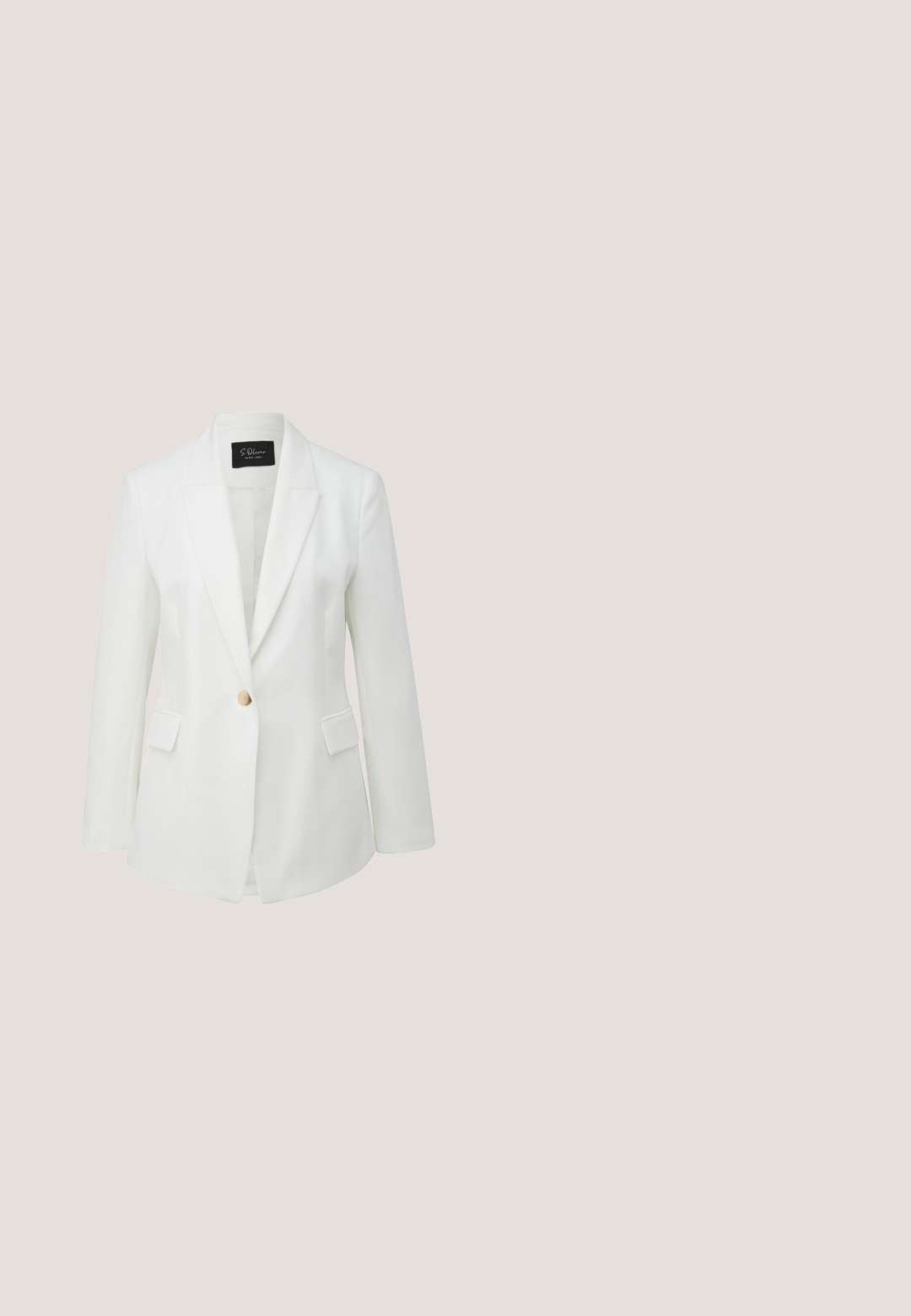 Blazer blanc à un bouton avec revers crantés, manches longues, deux poches avant à rabat et une étiquette intérieure noire.; Débardeur beige clair avec un col rond et de larges bretelles. Fabriqué en tissu côtelé, il présente un design simple et sans couture.; Pantalon crème taille haute, coupe fuselée, avec plis à l'avant, poches latérales, passants pour ceinture et fermeture par un bouton foncé à la taille.; Escarpin slingback en cuir beige avec un bout pointu, équipé de deux fines lanières à boucles dorées et d'un talon aiguilles. Texture lisse.; Sac à main en cuir beige avec deux poignées arrondies, une couture subtile et une bandoulière amovible, orné d'un logo embossé « Lancaster Paris ».; Collier délicat en chaîne dorée avec un pendentif "BOSS" centré, doté d'un petit fermoir mousqueton et d'une chaîne ajustable avec un charm et une perle.