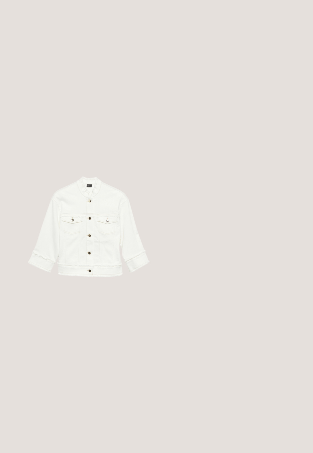 Chaqueta vaquera blanca con mangas largas, botones metálicos en la parte delantera y bolsillos con solapa en el pecho, mostrada sobre un fondo blanco.; Vestido maxi en satén beige claro, con cuello alto y una silueta fluida. Textura suave con un ligero brillo, sin patrones visibles.; Zapato de salón beige de tacón alto con punta fina, parte superior de cuero liso y tacón ancho y grueso. Diseño sin costuras y detalles mínimos.; Gafas de sol cuadradas beige con lentes oscuras degradadas y detalles decorativos en oro y plata en las varillas.; Bolso de mano beige tejido con diseño estampado blanco, correa blanca, asa superior y logotipo triangular plateado de Guess en la solapa frontal.; Furla FURLA 1927 - Pulsera - rose gold tone